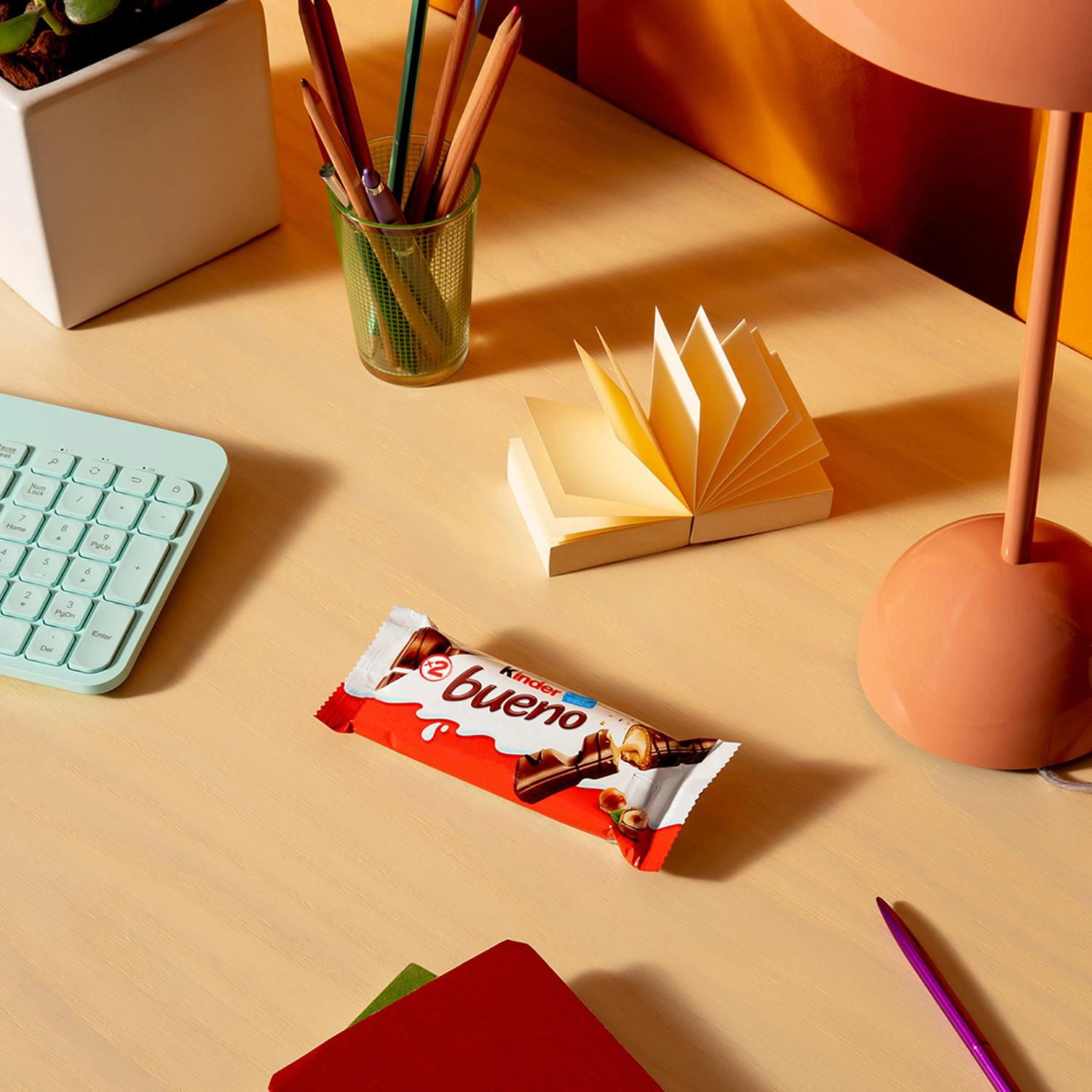 Kinder Bueno Milk Chocolate and Hazelnut Cream Candy Bars 43g - Image 3