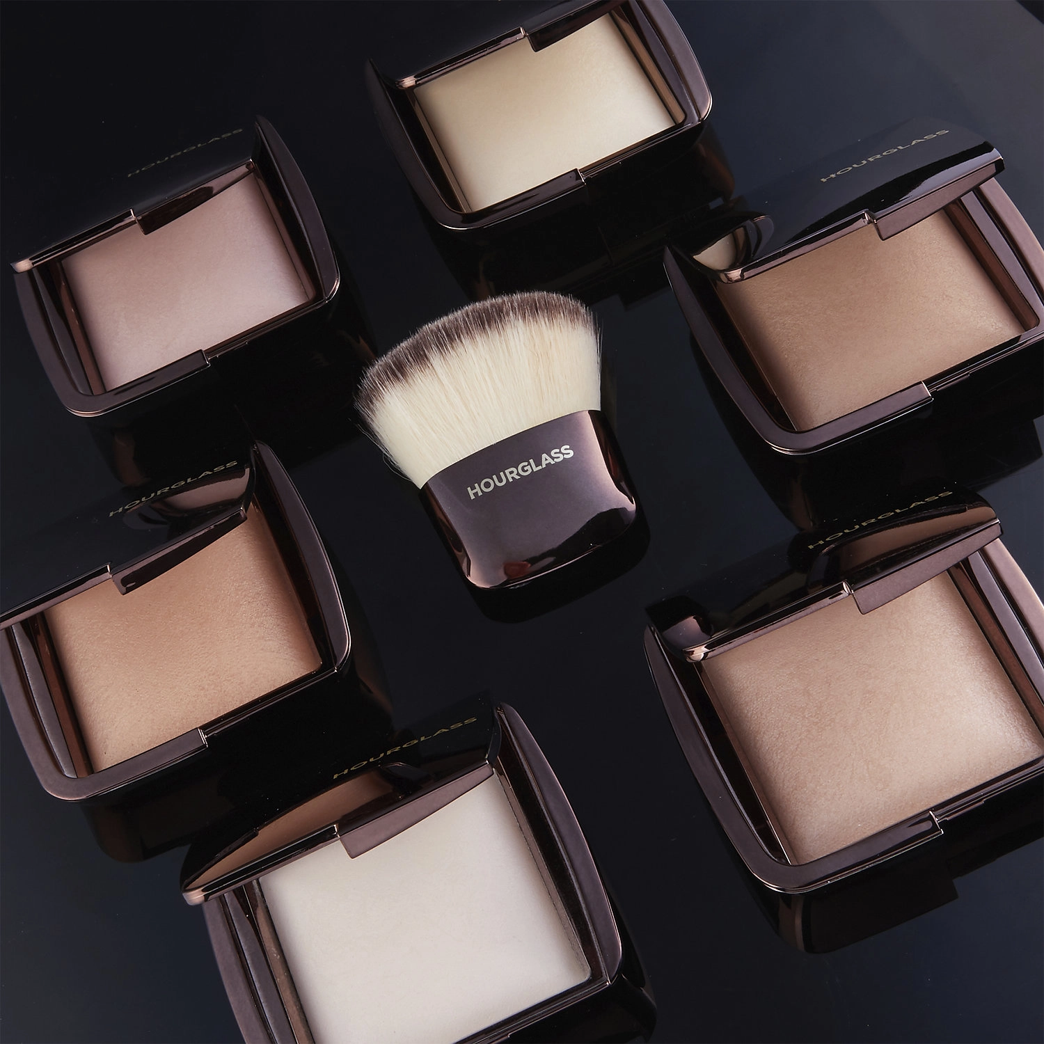 Hourglass Ambient® Lighting Finishing Powder Color: Diffused Light - Image 4