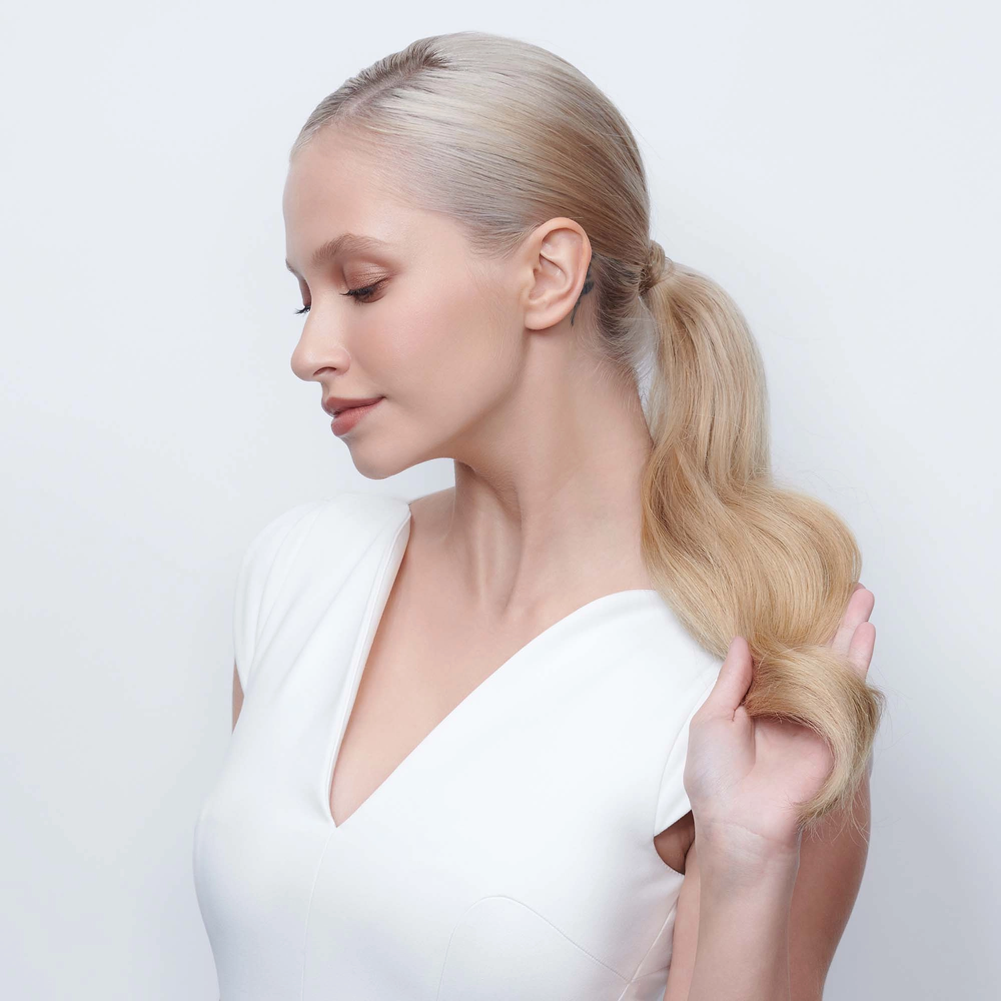 Moroccanoil Luminous Hairspray Strong Finish 2.3 oz/75 mL - Image 5