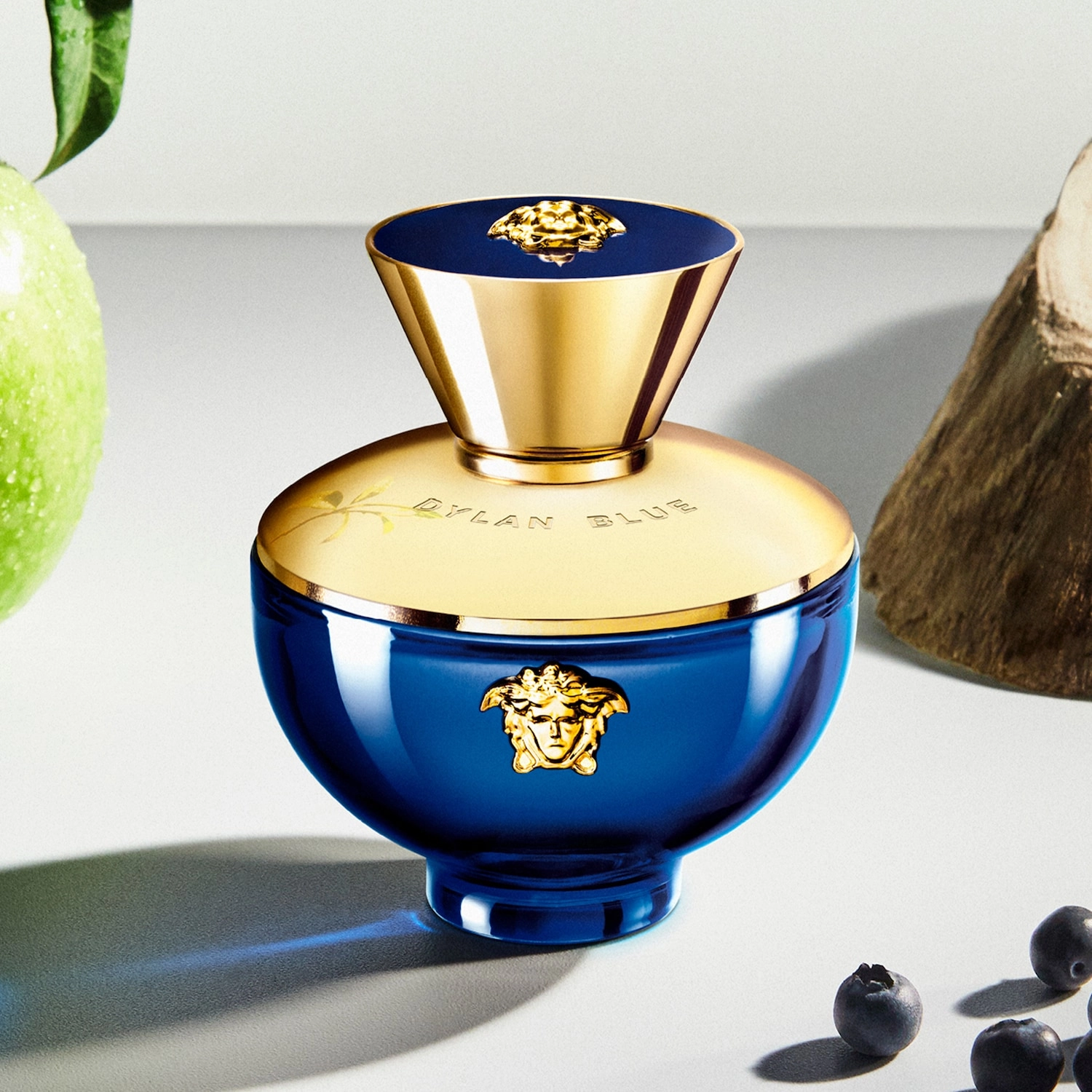 Versace Dylan Blue Pour Femme 0.34 oz/10 mL Floral Scent - Image 2