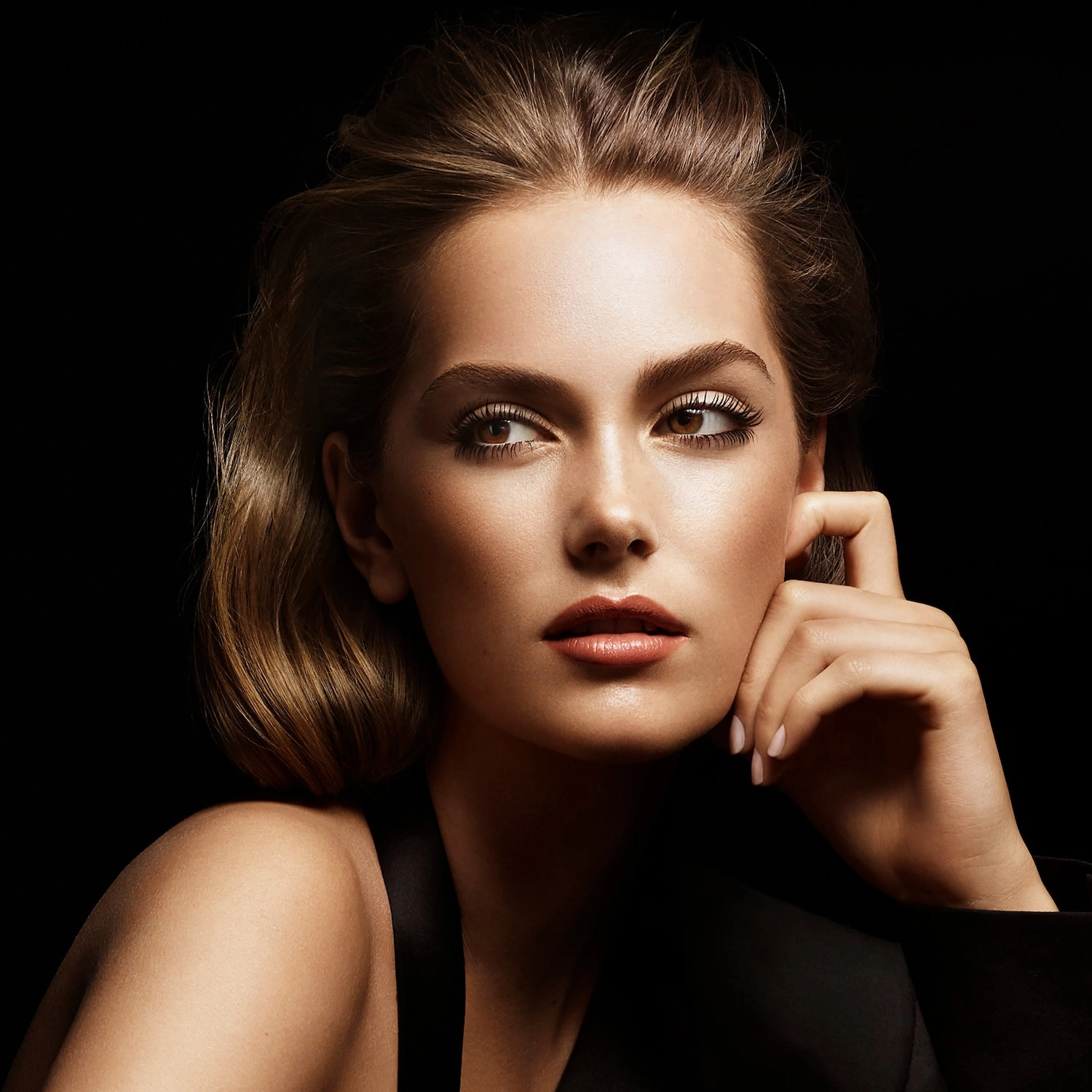 Hourglass Ambient® Lighting Finishing Powder - Dim Light (Neutral Peach Beige) - Image 5