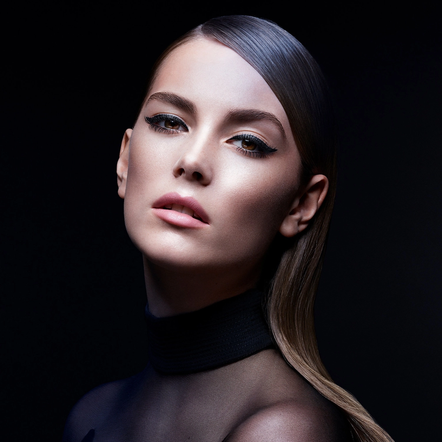 Hourglass Ambient® Lighting Finishing Powder Color: Ethereal Light - Image 5