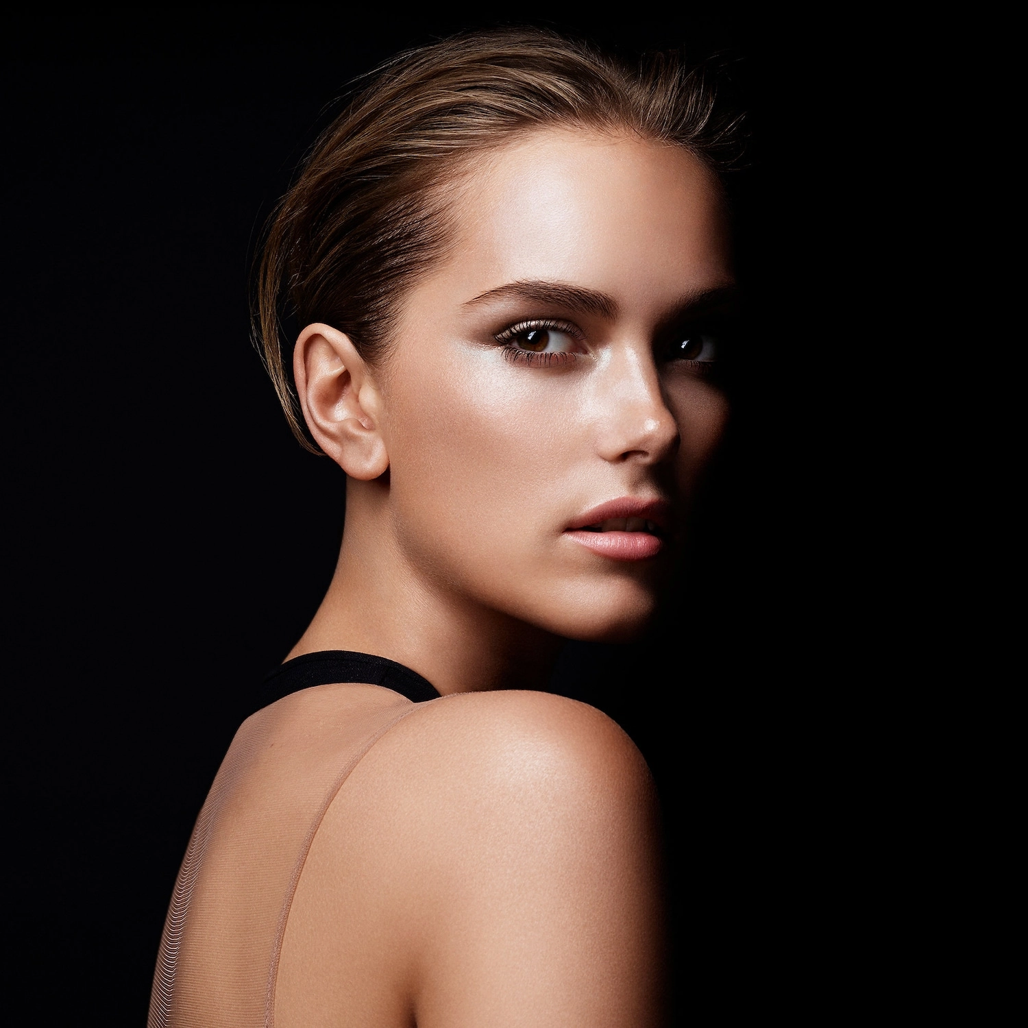 Hourglass Ambient® Lighting Finishing Powder in Luminous Light - Champagne Pearl Powder - Image 5
