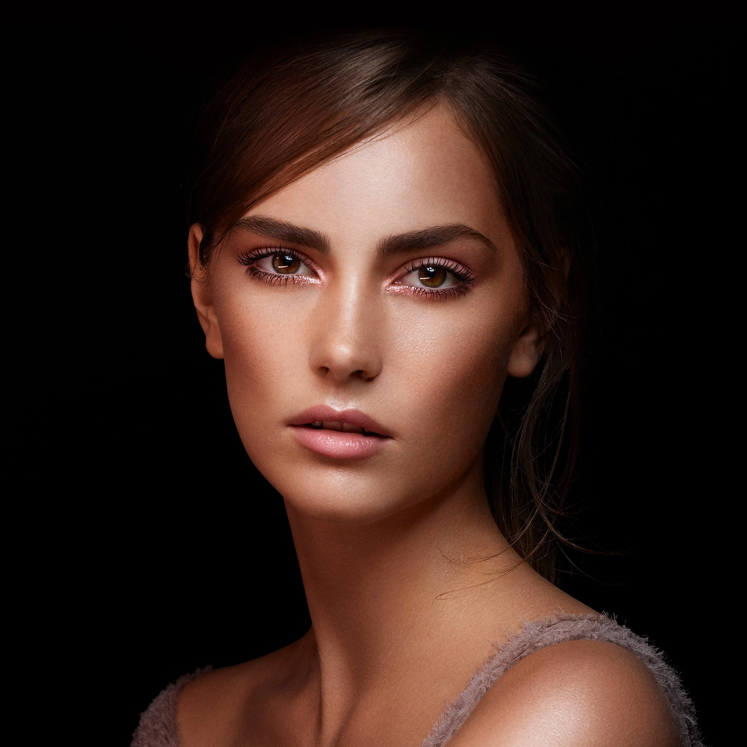 Hourglass Ambient® Lighting Finishing Powder in Mood Light - Soft, Sheer Lavender Pink Powder - Image 5