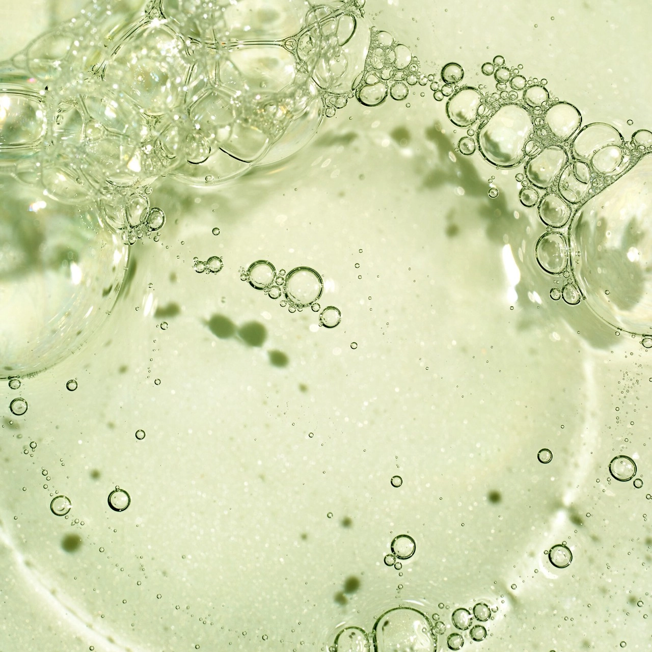 Briogeo Superfoods Matcha + Apple Replenishing Shampoo - Image 5