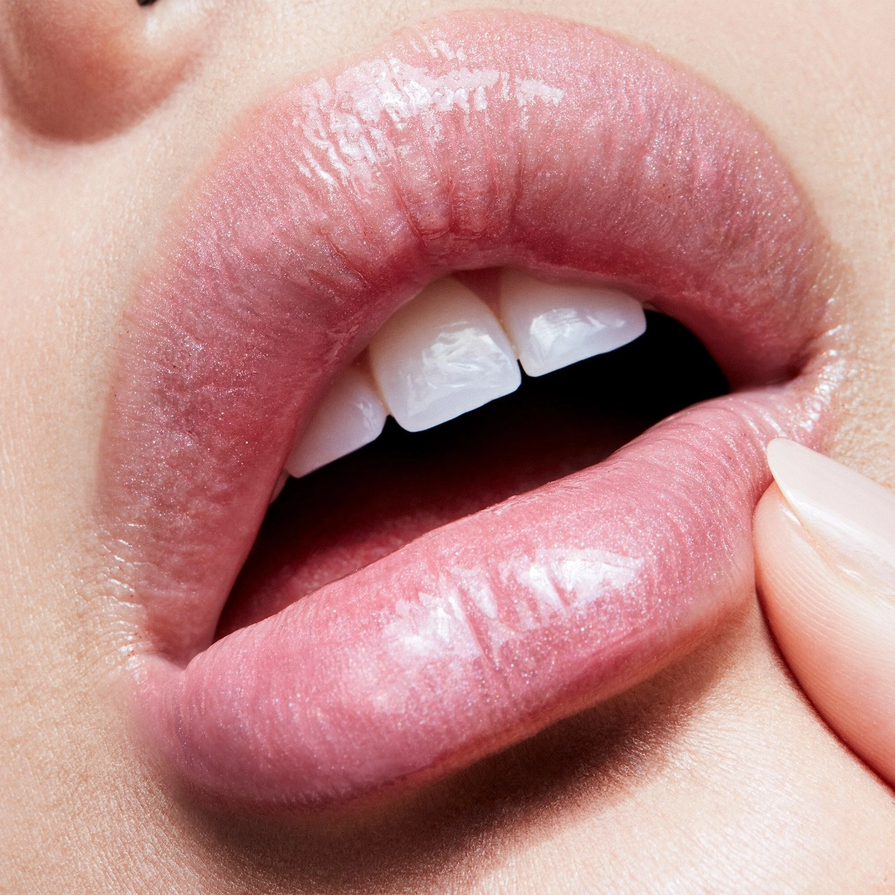 MAC Cosmetics Lipglass in Cultured - Opalescent Mauve-Pink - Image 3