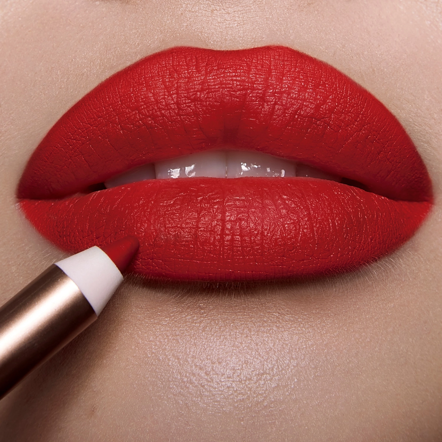 Charlotte Tilbury Lip Cheat Lip Liner in Kiss 'N' Tell - Scarlet Red Vegan - Image 2