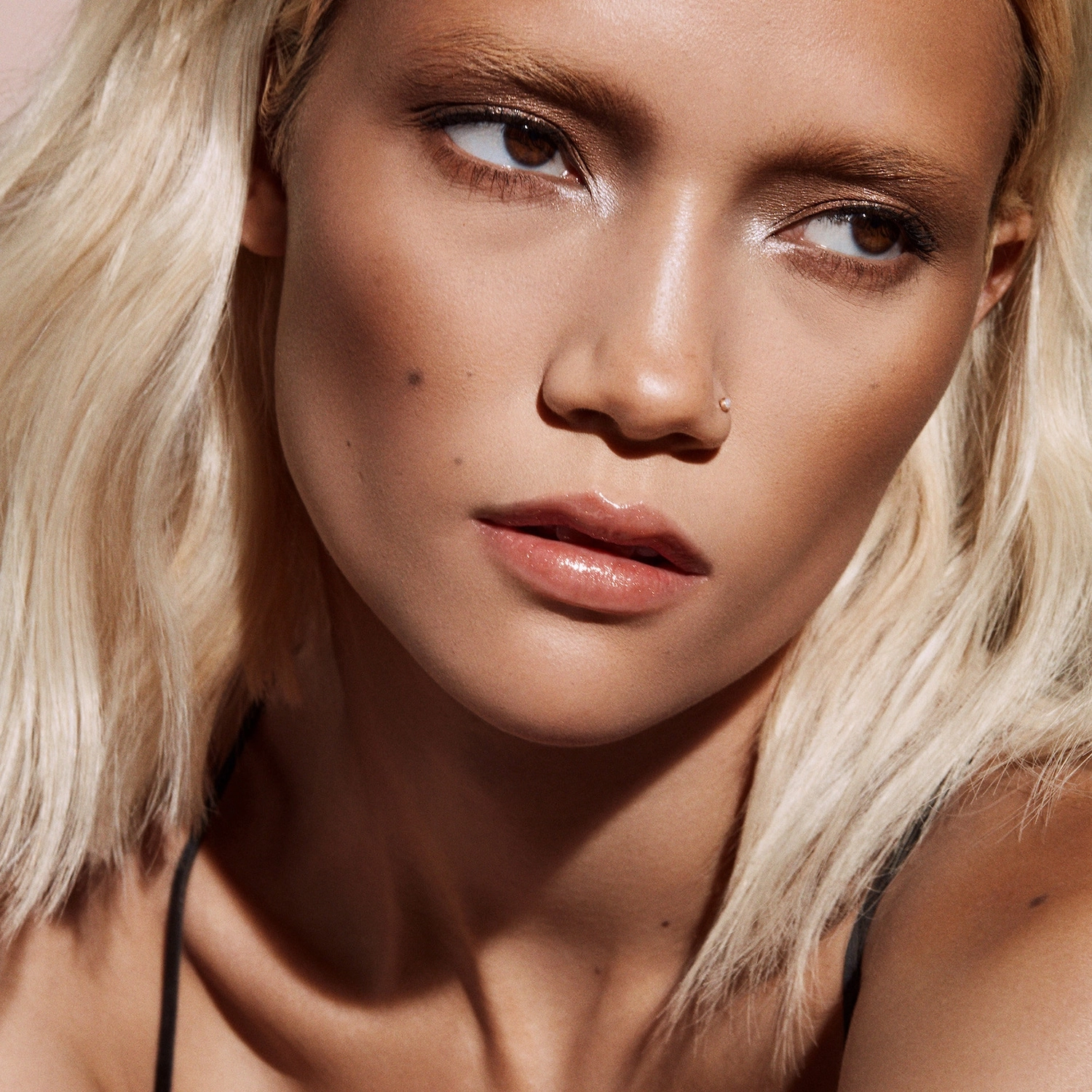 Fenty Beauty by Rihanna Sun Stalk'r Instant Warmth Bronzer - Private Island (Light to Medium) - Image 3