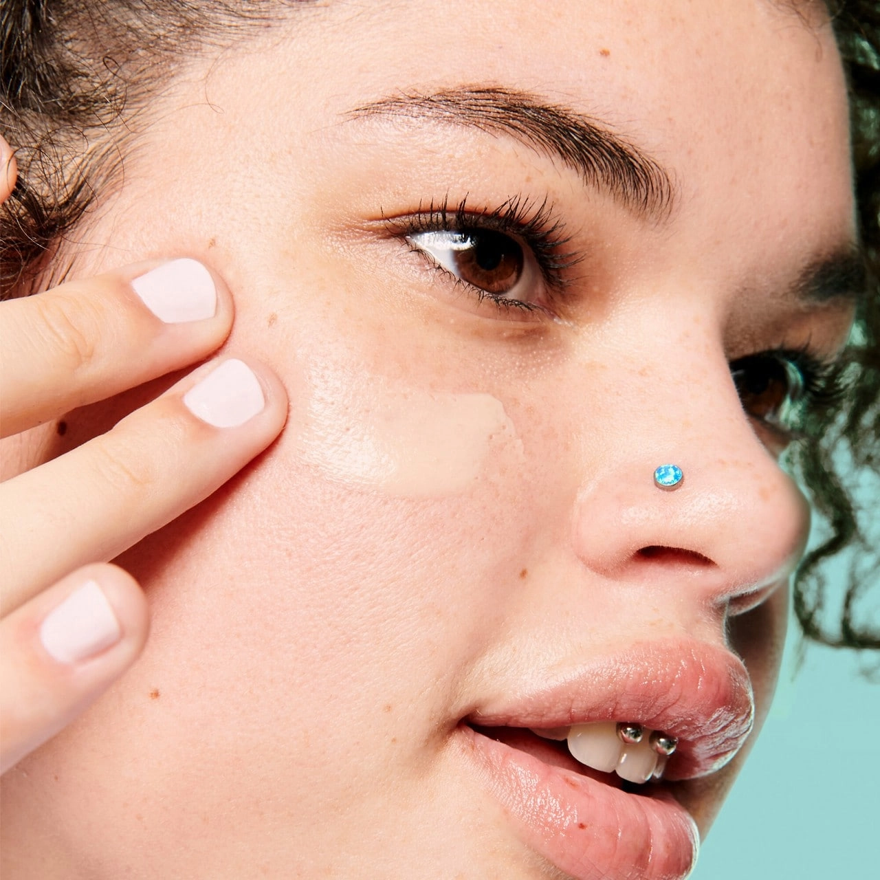 Benefit Cosmetics The POREfessional Hydrating Primer - 0.75 fl oz/22 ml - Natural Finish Hyaluronic Acid - Image 5