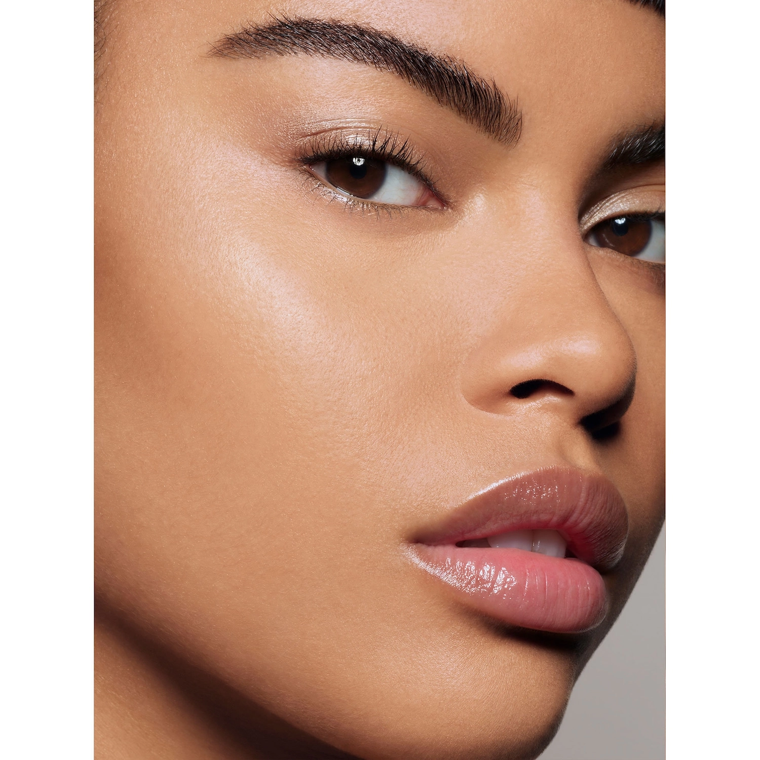 PAT McGRATH LABS Sublime Perfection Concealer M18 - Medium with Neutral Olive Undertones - Image 5