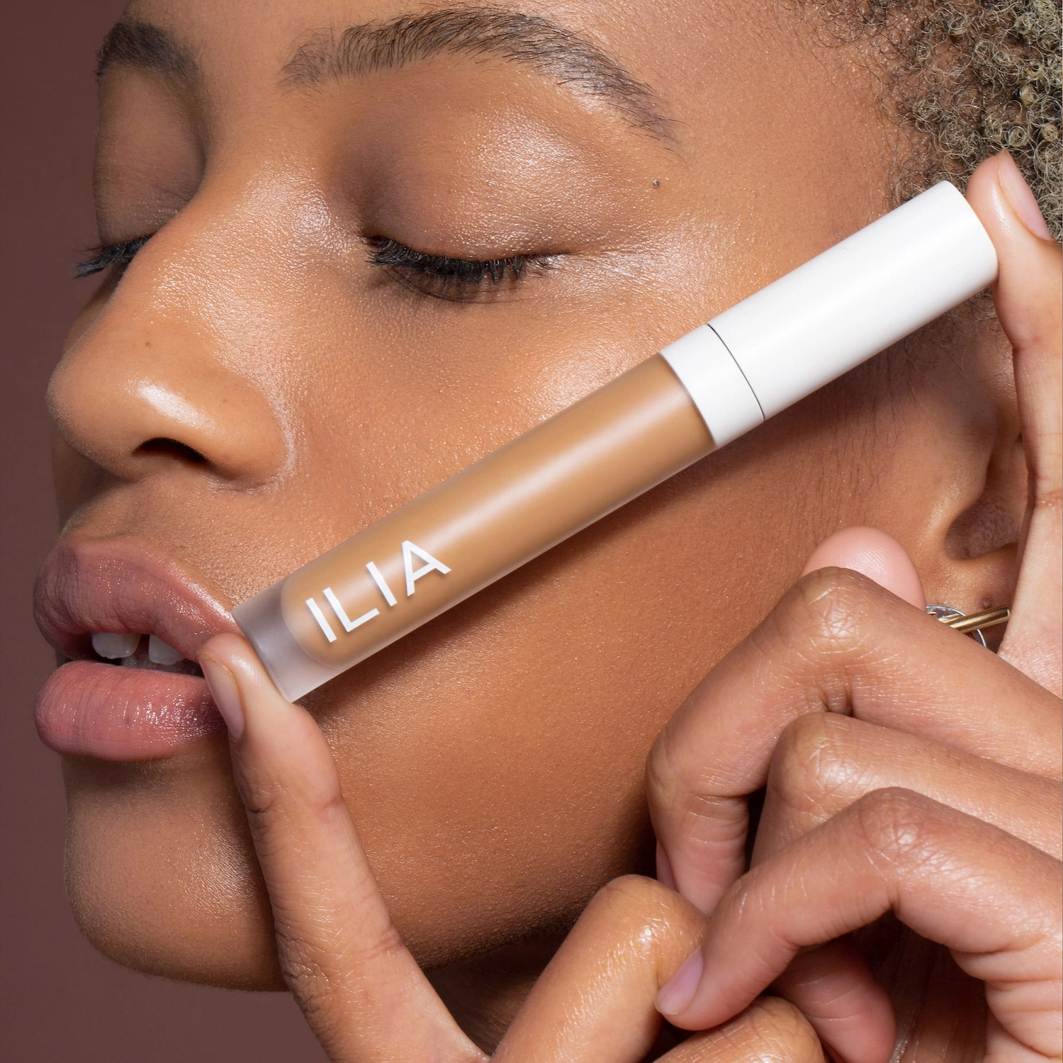 ILIA True Skin Serum Concealer with Vitamin C in Mesquite SC6 - Medium-deep with Warm Golden Undertones - Image 2