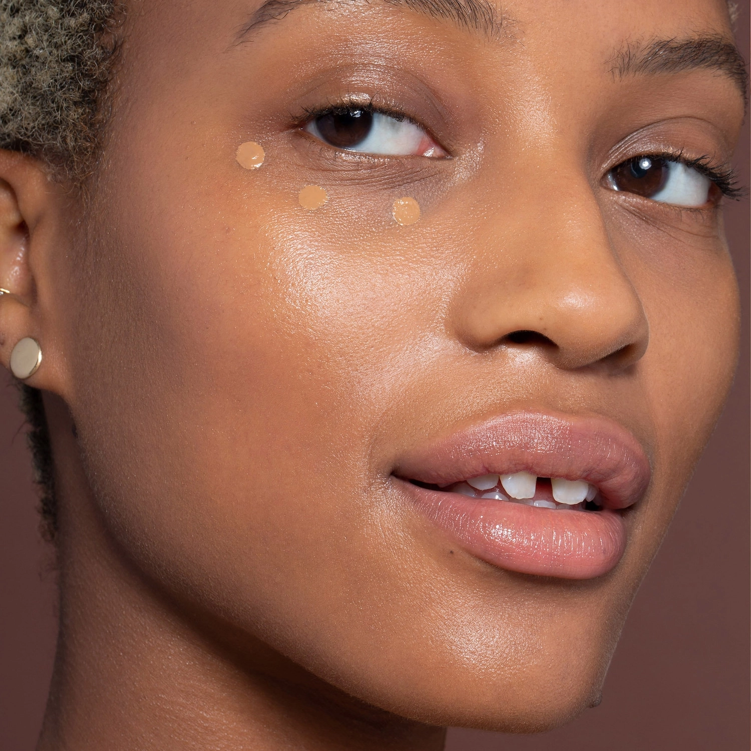 ILIA True Skin Serum Concealer with Vitamin C in Mesquite SC6 - Medium-deep with Warm Golden Undertones - Image 3