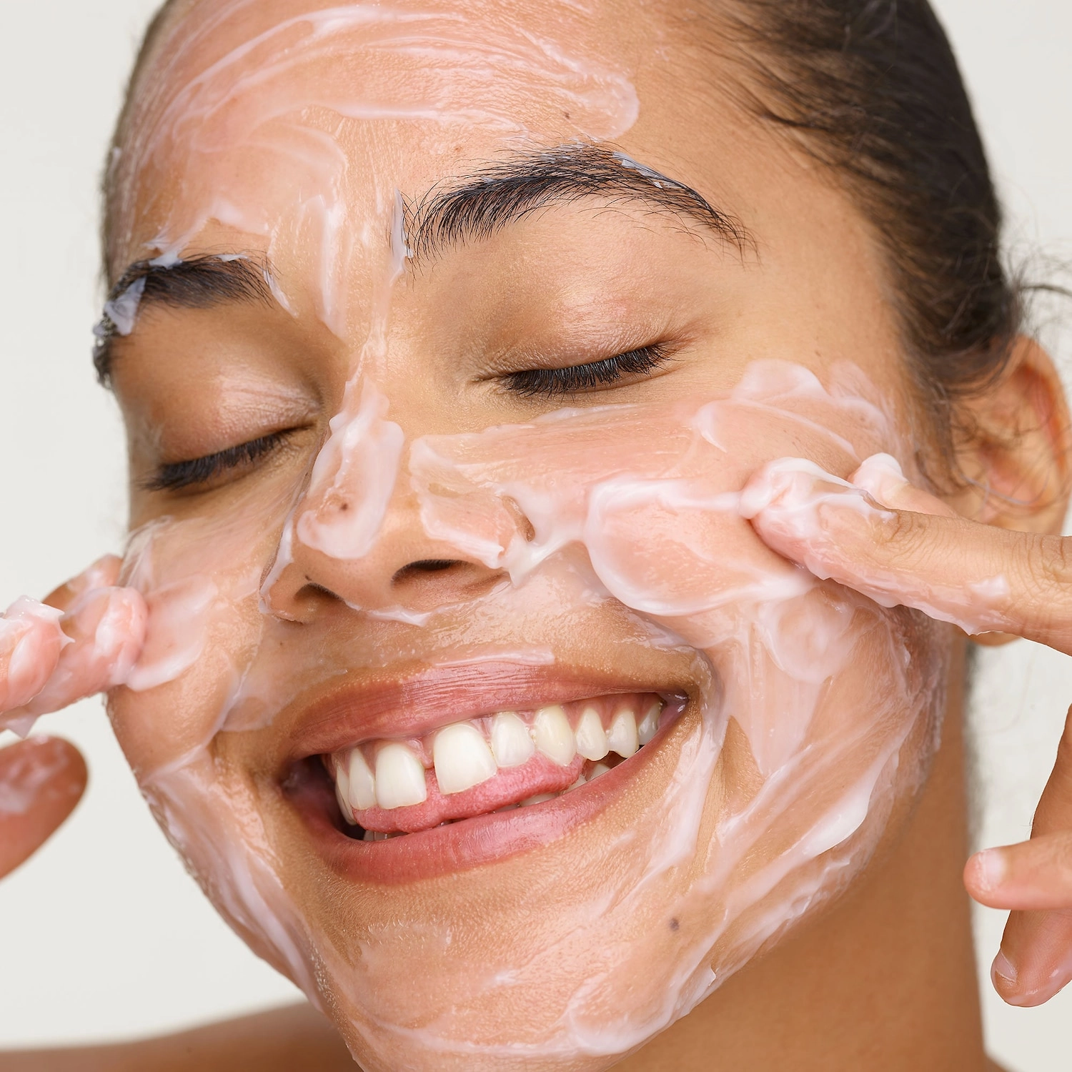 Wishful Yo Glow AHA & BHA Facial Enzyme Scrub - Image 9