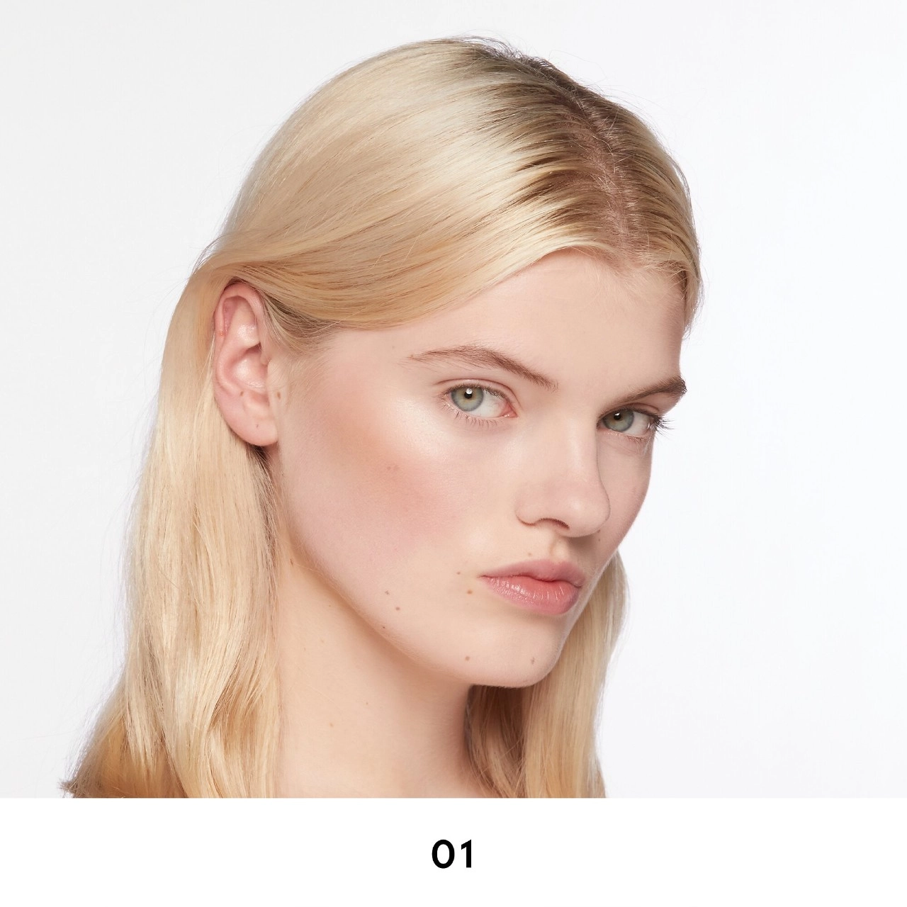 Gucci Sun-Kissed Glow Bronzer Color: 01 - Fair Vegan Pressed Powder Formula - Image 3