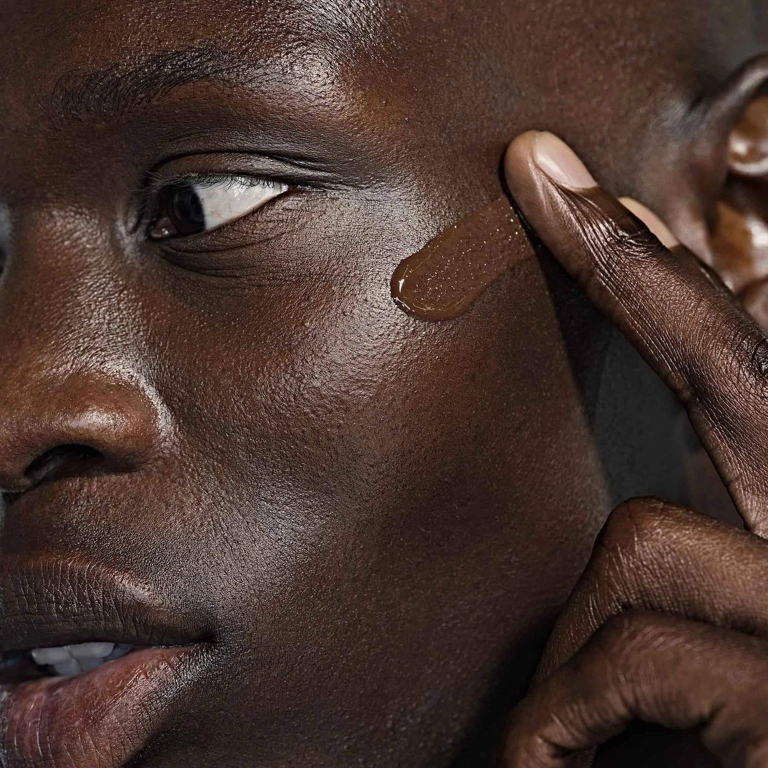 Smashbox Halo Healthy Glow Tinted Moisturizer Broad Spectrum SPF 25 with Hyaluronic Acid - Deep - Image 7