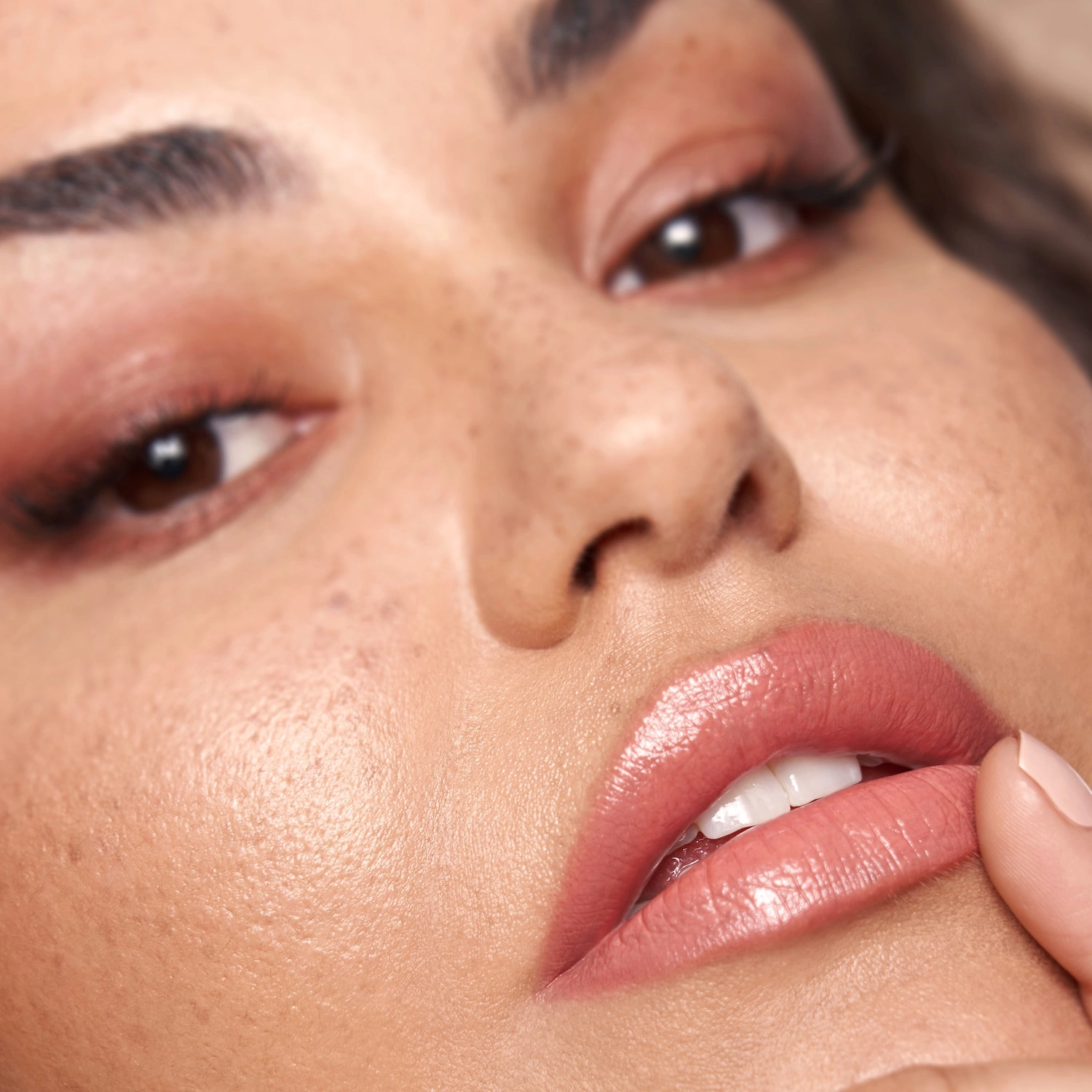 HUDA BEAUTY Power Bullet Cream Glow Hydrating Lipstick - Honey Bun - Image 3