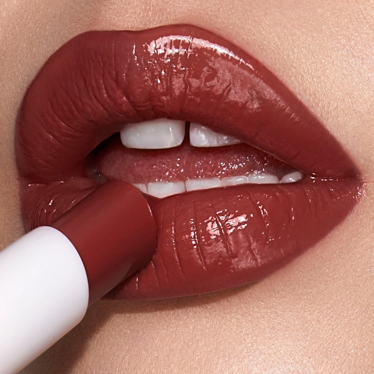 Charlotte Tilbury Hyaluronic Happikiss Lipstick Balm - Happiberry, Vegan, High Shine Finish - Image 4