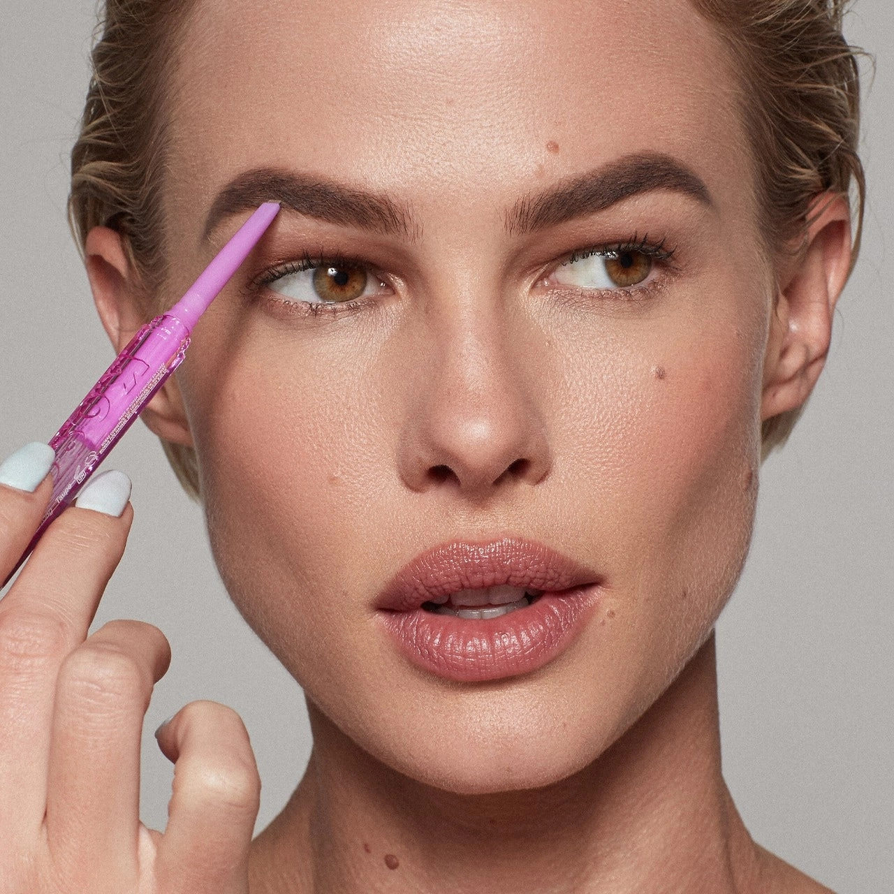 Kosas Brow Pop Dual-Action Filling and Shaping Easy Eyebrow Pencil - Color: Taupe - Cool Blonde - Image 5