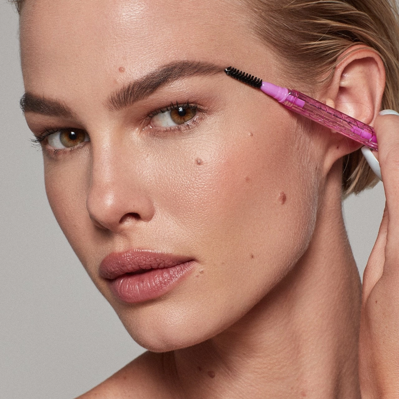 Kosas Brow Pop Dual-Action Filling and Shaping Easy Eyebrow Pencil - Color: Taupe - Cool Blonde - Image 6