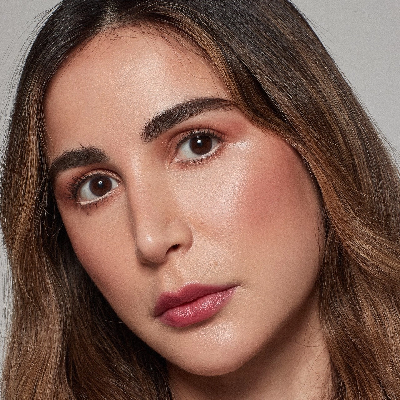 Kosas Brow Pop Dual-Action Filling and Shaping Easy Eyebrow Pencil Color: Dark Brown - Rich Dark Brown Vegan - Image 6