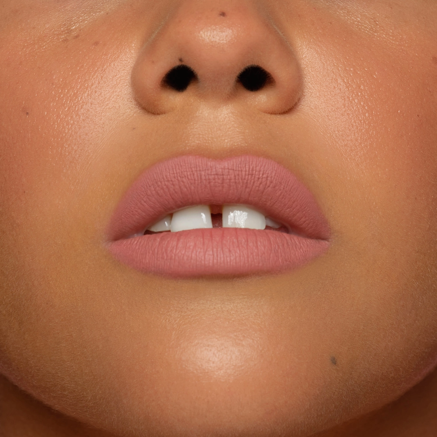 HUDA BEAUTY Lip Contour 2.0 Automatic Matte Lip Pencil - Pinky Brown - Image 4