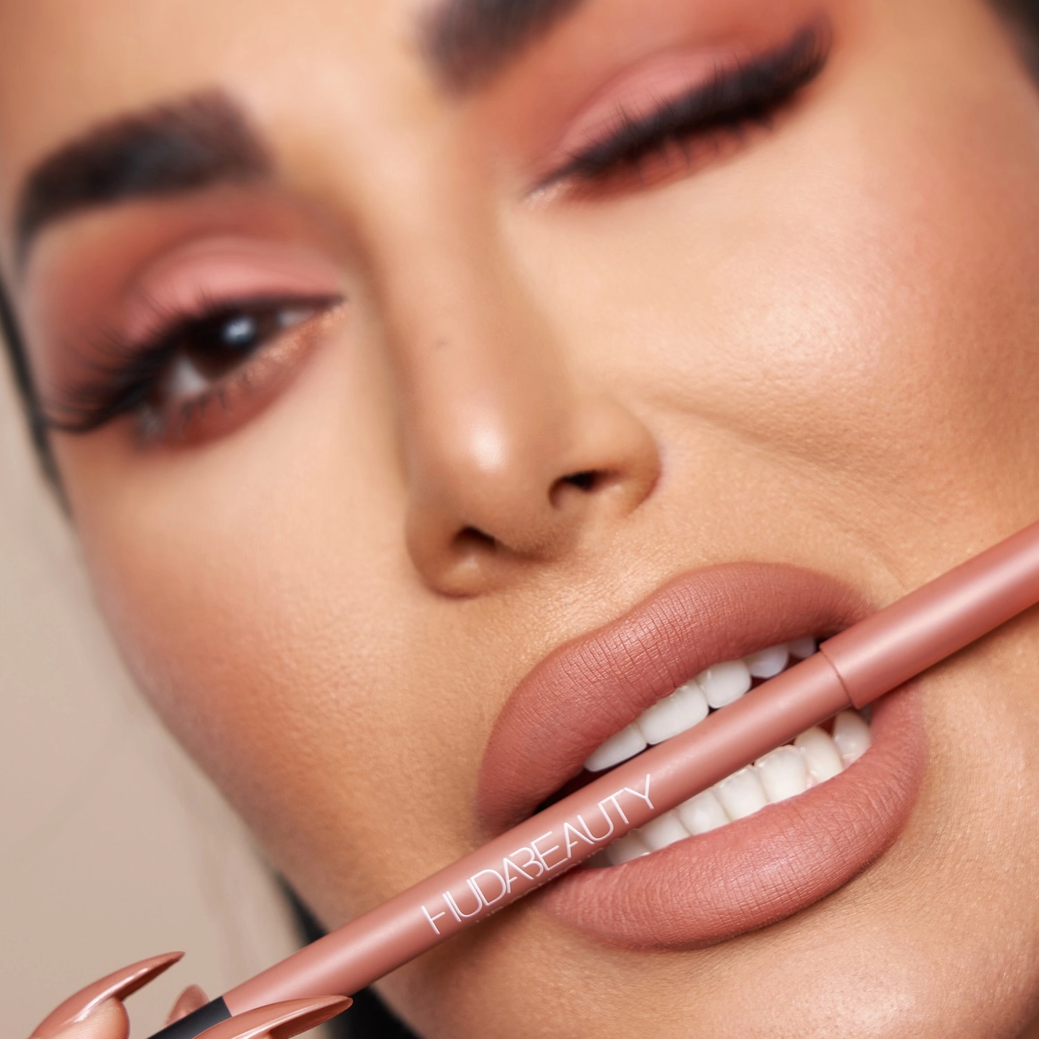 HUDA BEAUTY Lip Contour 2.0 Automatic Matte Lip Pencil - Sandy Beige - Image 6