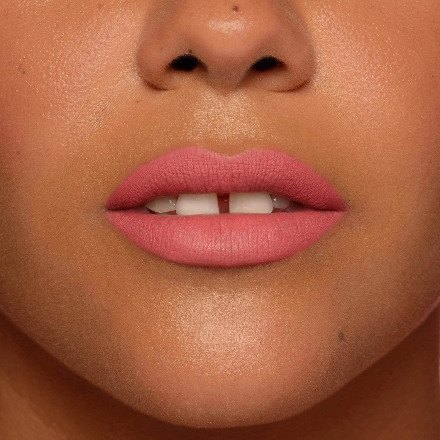 HUDA BEAUTY Lip Contour 2.0 Automatic Matte Lip Pencil - Vivid Pink - Image 2