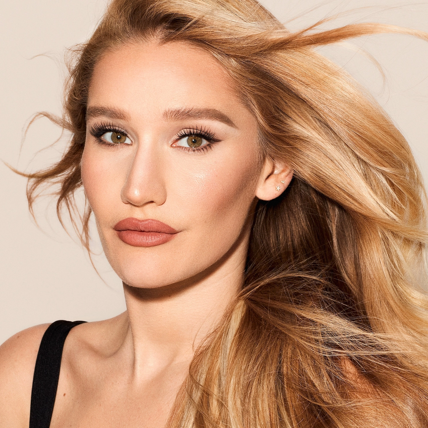 Charlotte Tilbury Brow Fix Clear Eyebrow Gel - Sculpting Gel, Clear Color - Image 4