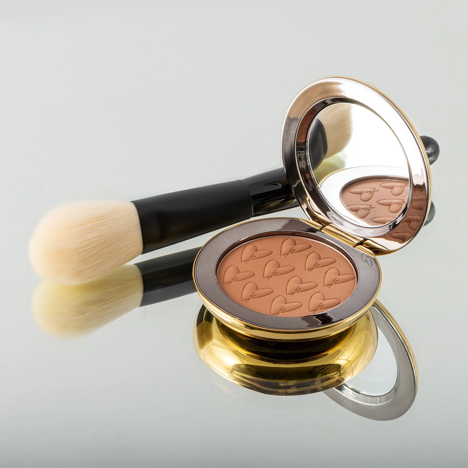 Westman Atelier Clean Powder Brush Vegan - Image 5