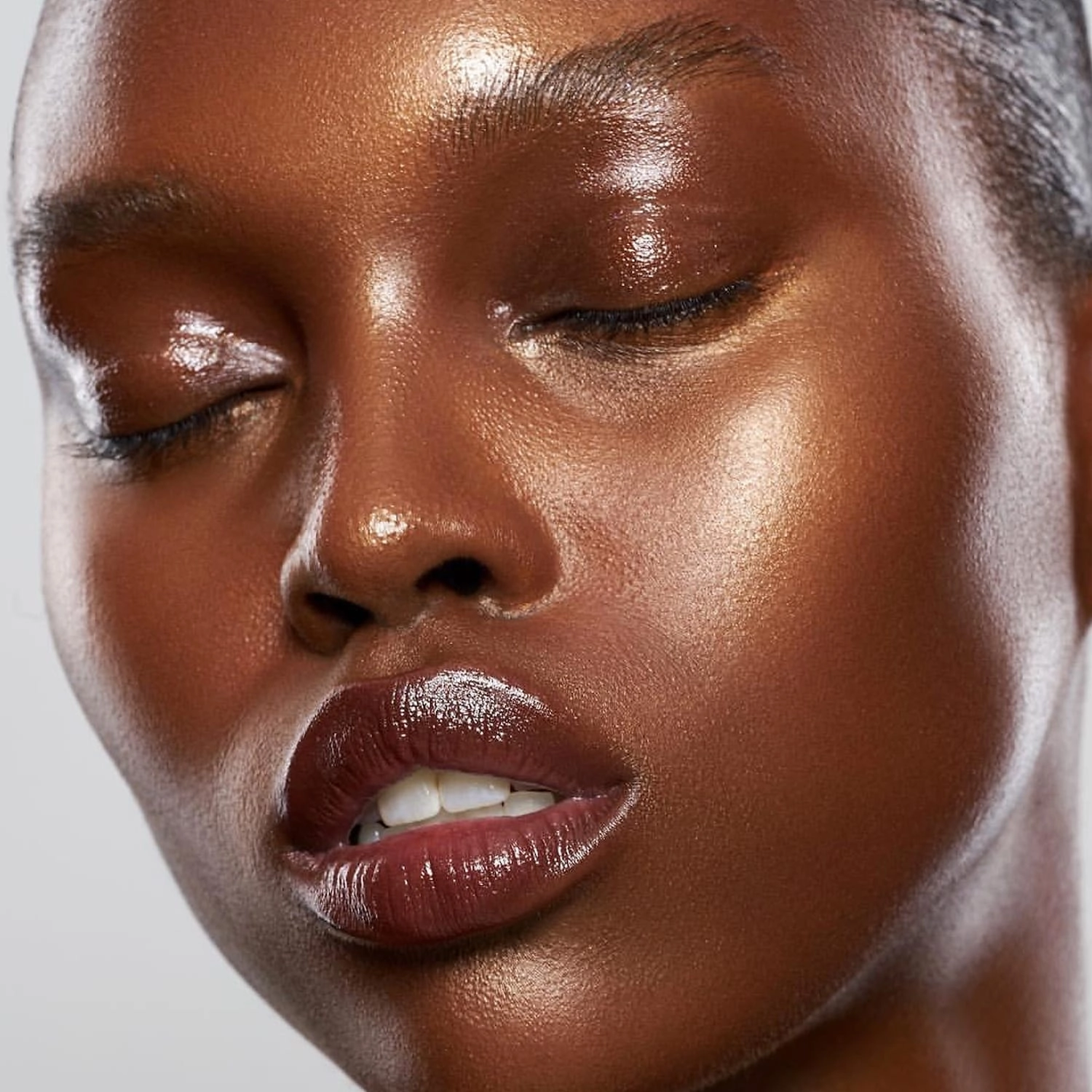 Danessa Myricks Beauty Illuminating Veil Liquid Highlighter Color: Goddess - Warm Copper - Image 4