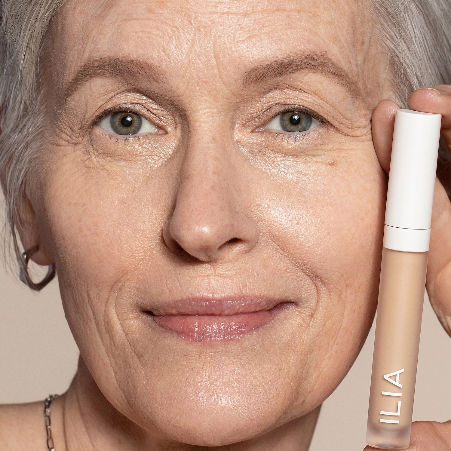 ILIA True Skin Serum Concealer with Vitamin C Color: Burdock SC1.75 - Light with Neutral Warm Undertones - Image 2