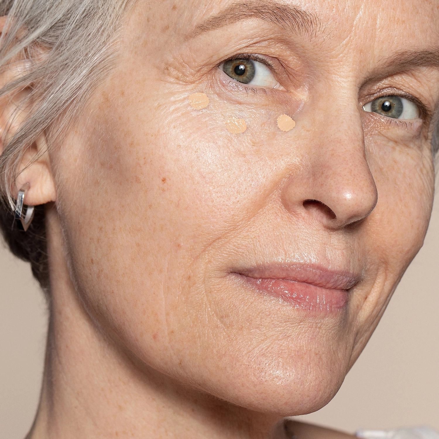 ILIA True Skin Serum Concealer with Vitamin C Color: Burdock SC1.75 - Light with Neutral Warm Undertones - Image 3