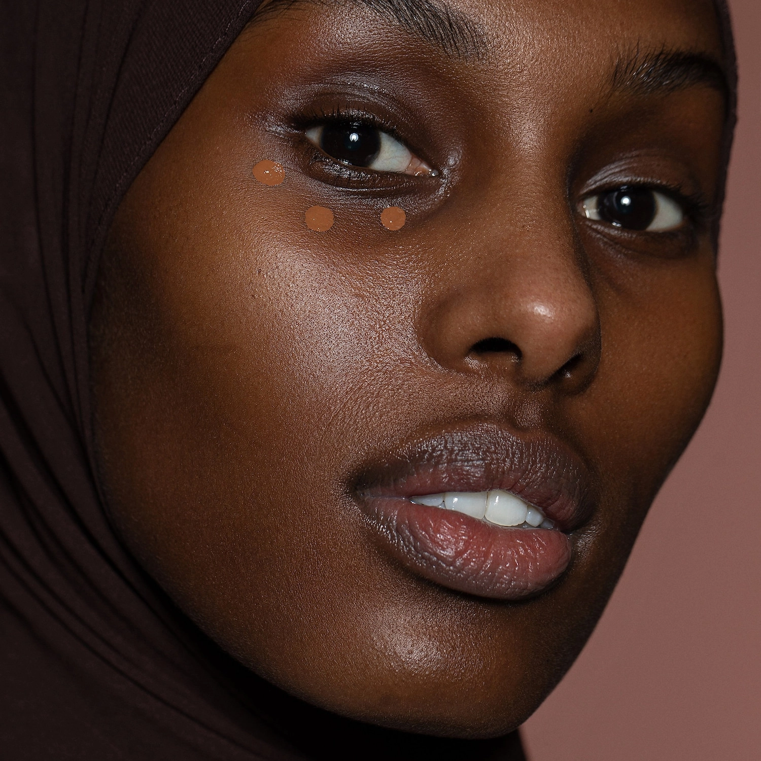 ILIA True Skin Serum Concealer with Vitamin C Harissa SC7.5 - Very Deep with Warm Undertones - Image 5