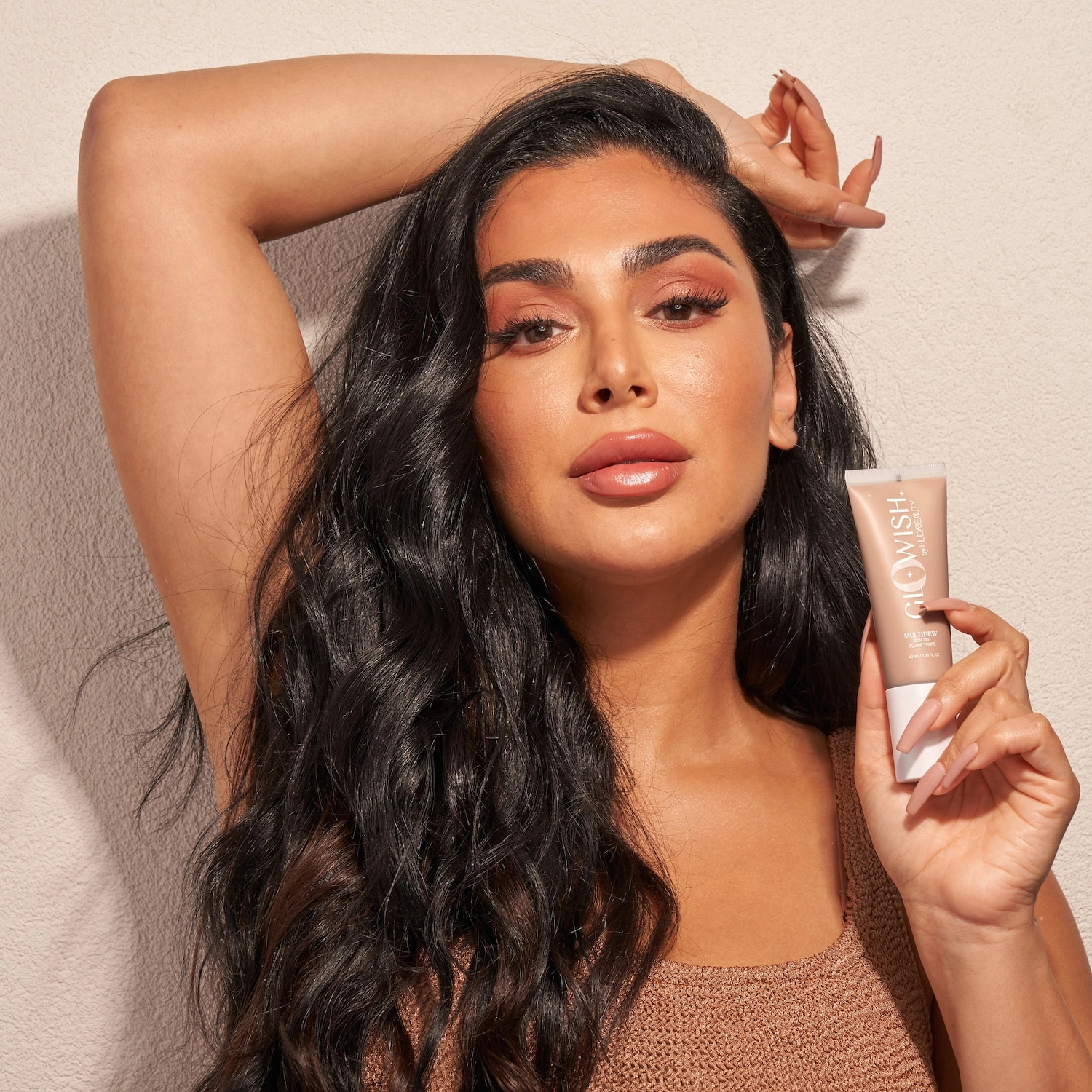HUDA BEAUTY GloWish Multidew Vegan Skin Tint Foundation 04 Light Medium - Image 4