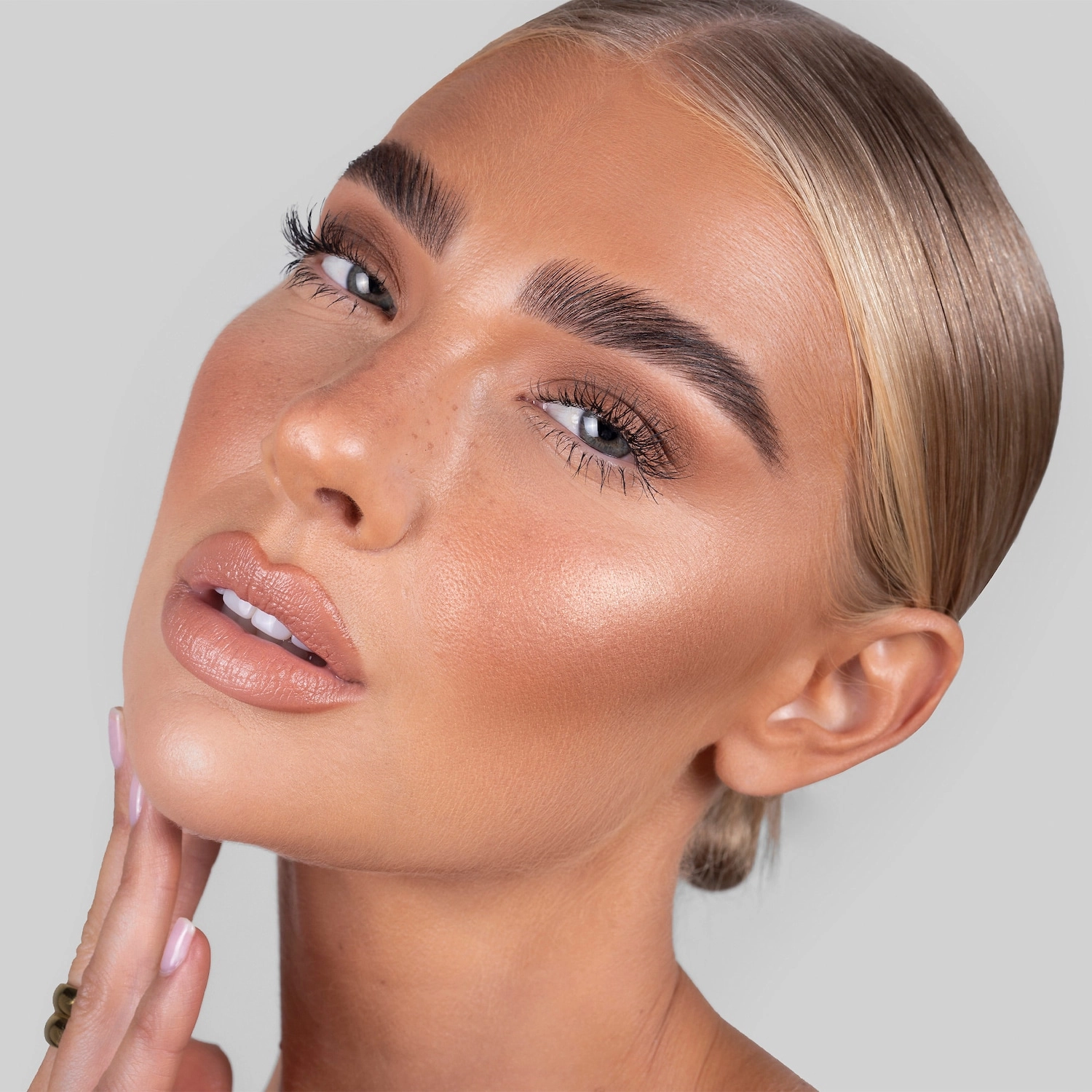 REFY Brow Pomade Color: Medium Cream Formula Matte Finish Without Parabens Vegan - Image 2