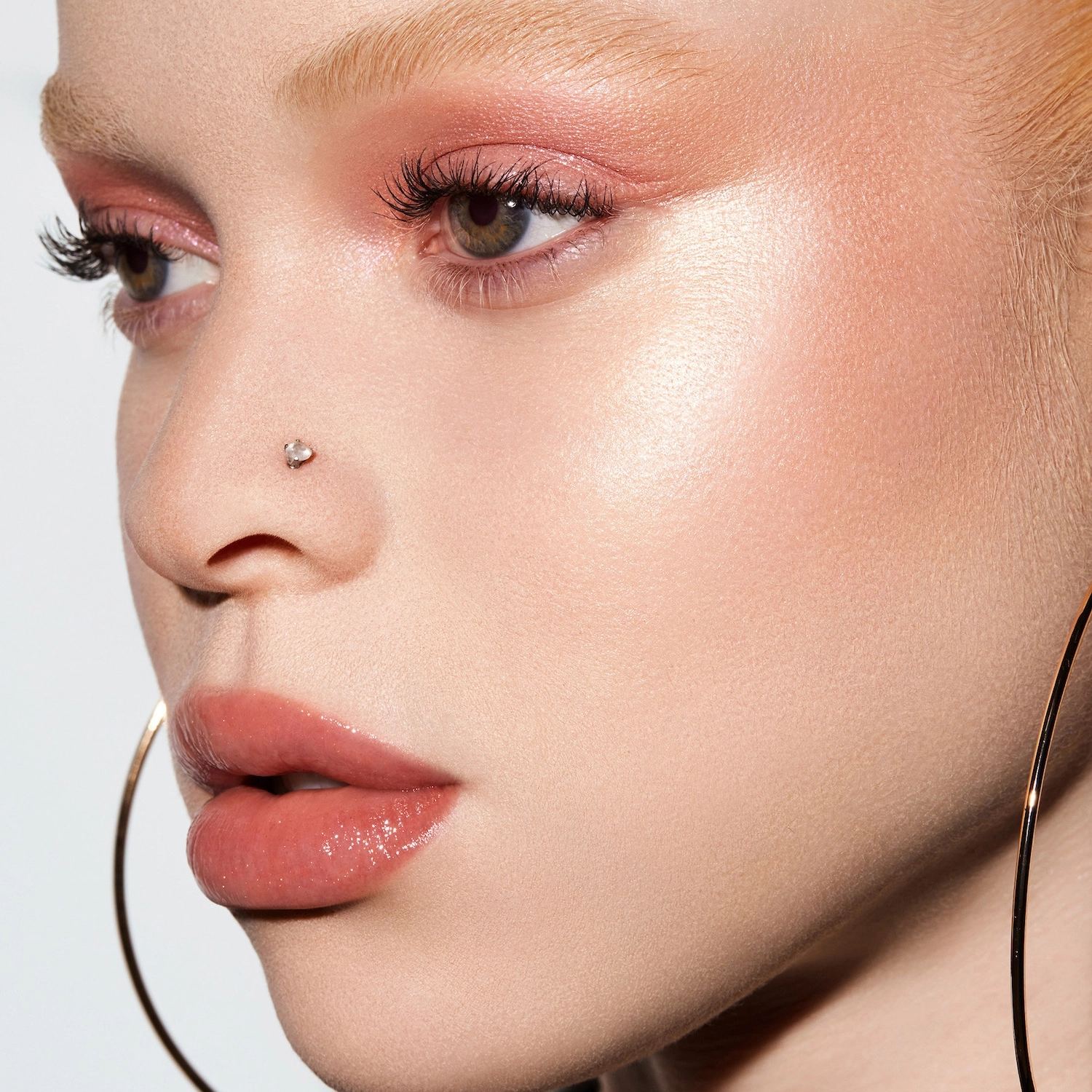 Fenty Beauty Liquid Killawatt Fluid Freestyle Highlighter Color: Sidechick - White Gold with Gold Shimmer - Image 3