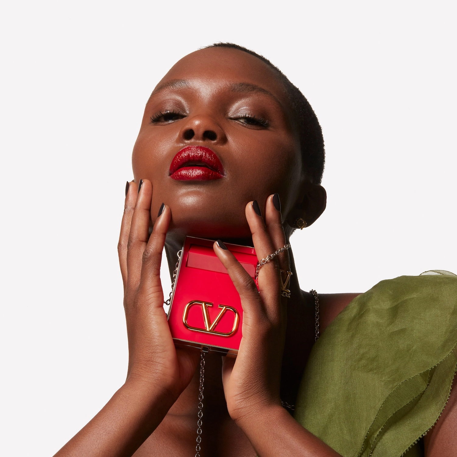 Valentino Go-Clutch Refillable Radiant Setting Powder Color: 05 Finishing Powder - Deep - Image 4