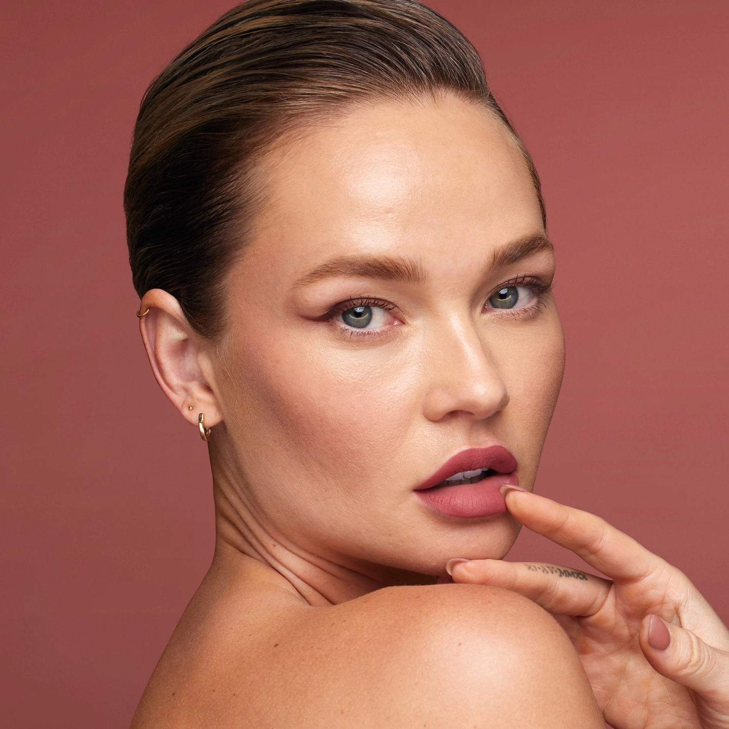 HUDA BEAUTY Liquid Matte Ultra-Comfort Transfer-Proof Lipstick - Bombshell Pinky Nude - Image 3