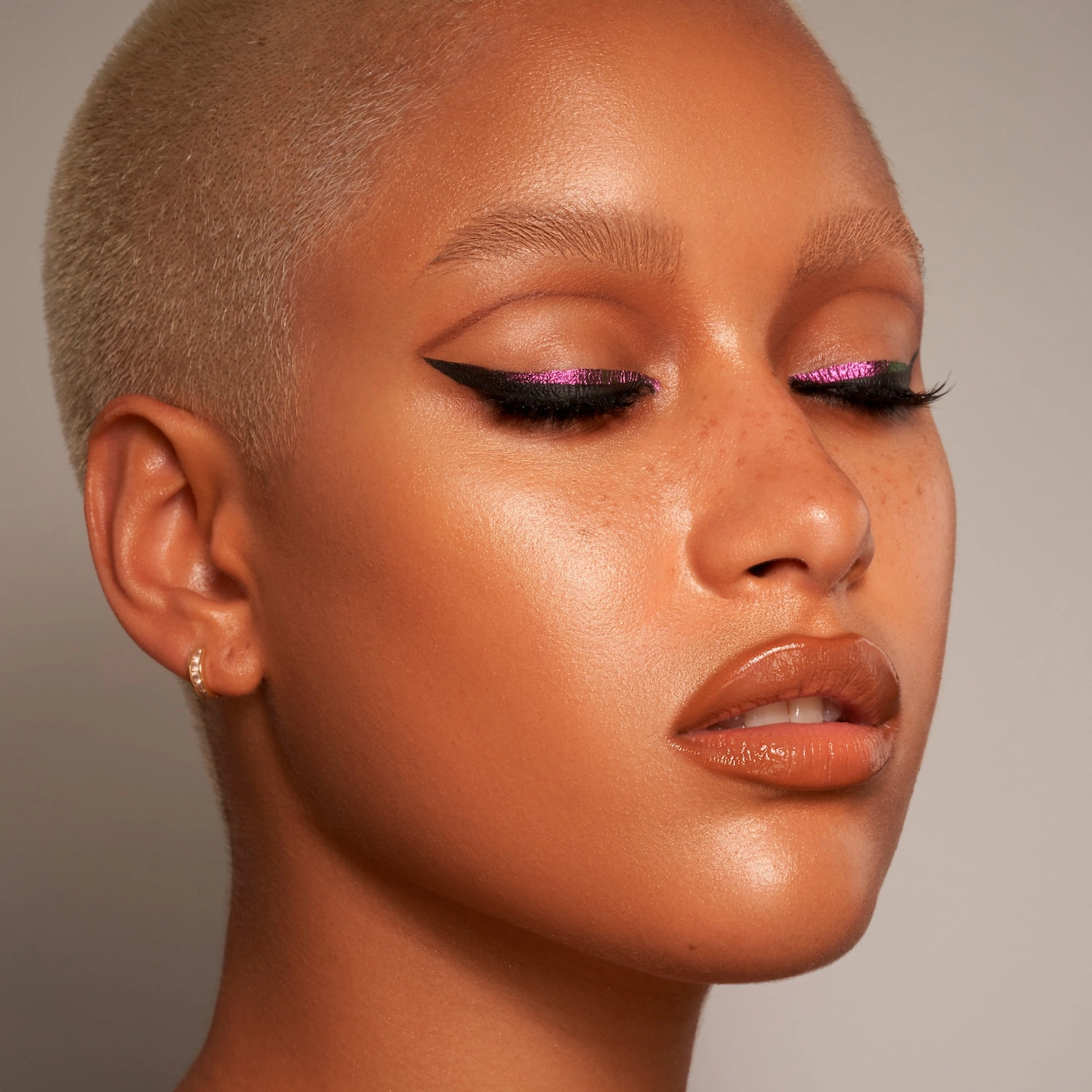 Danessa Myricks Beauty Twin Flames Liquid Eyeshadow Color: Mystic Fire - Plum + Forest Green Vegan - Image 3