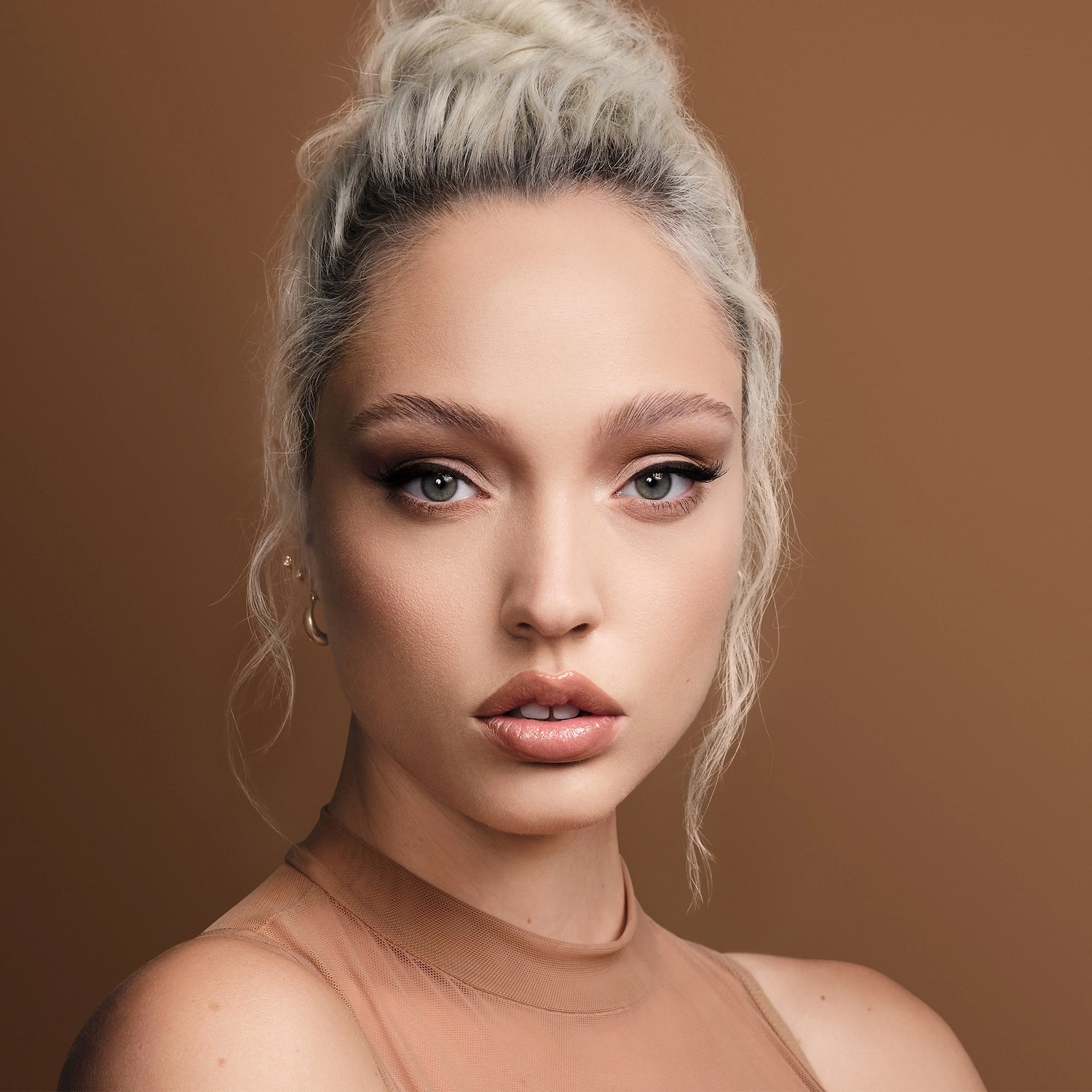 Morphe Filter Effect Soft Radiance Concealer in Rich 26 - Deep Tan with Neutral Undertones - Image 4