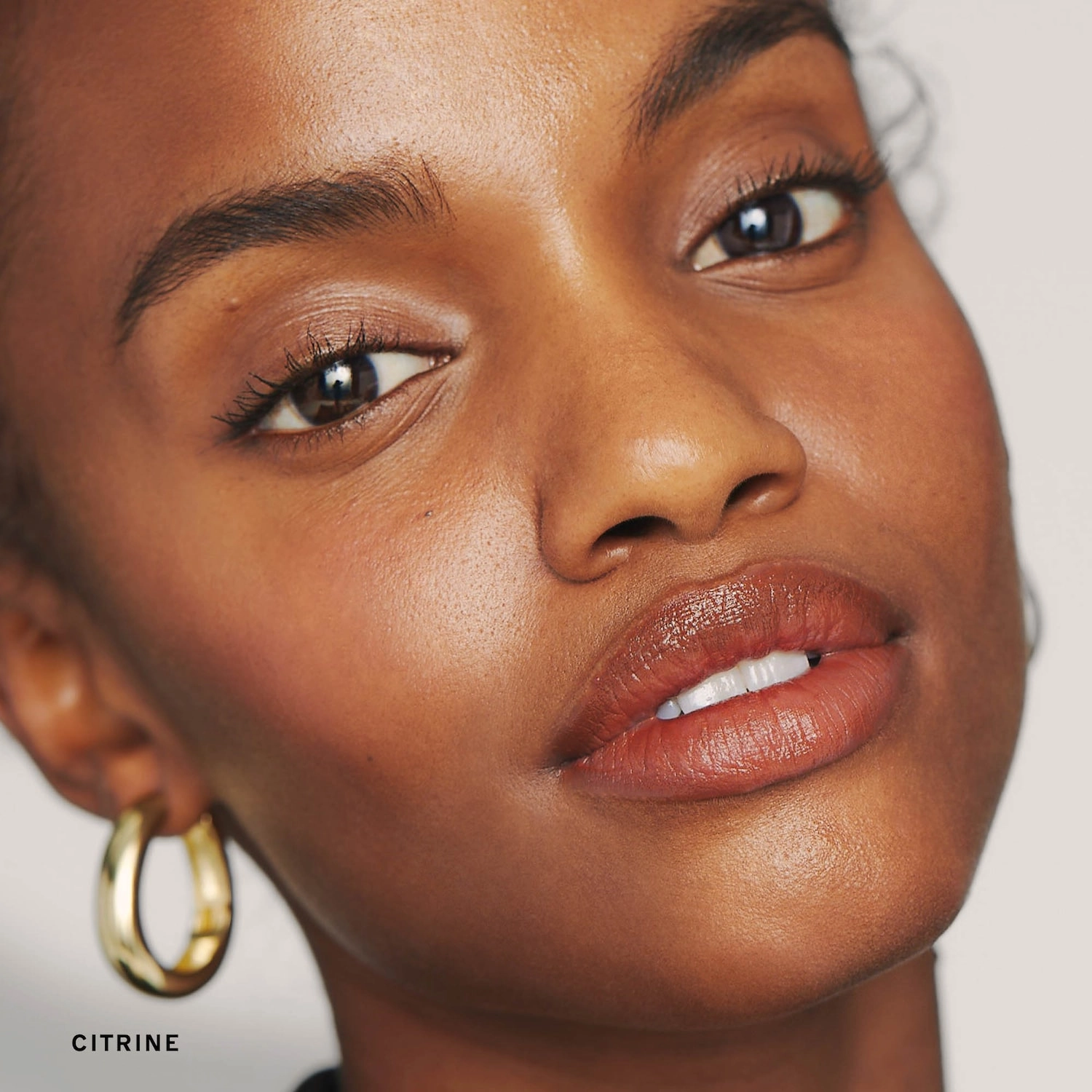 MERIT Day Glow Dewy Highlighting Balm Color: Citrine - Soft Gold Vegan - Image 4