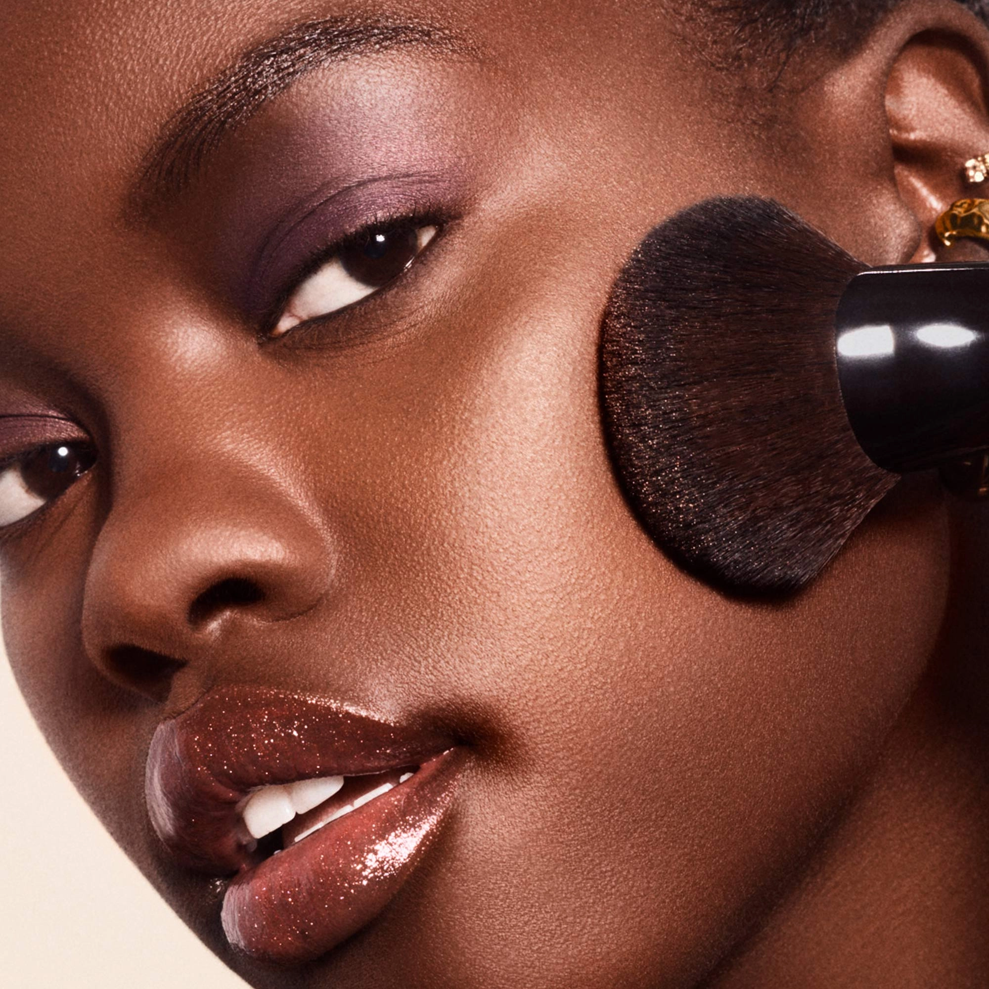 Bobbi Brown Highlighting Powder - Quartz Glow, Pale Incandescent Gold - Image 7