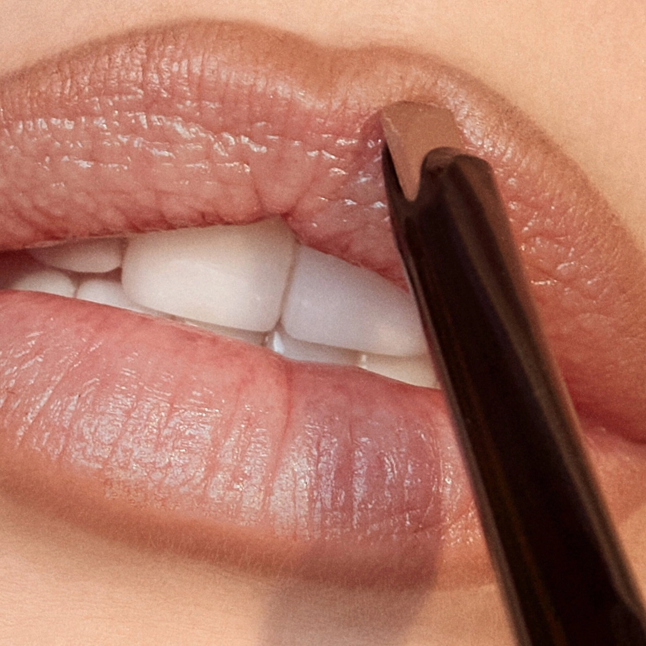 GXVE BY GWEN STEFANI Pout to Get Real Clean Overlining Lip Liner - Do Whatever (Neutral Beige) - Image 3