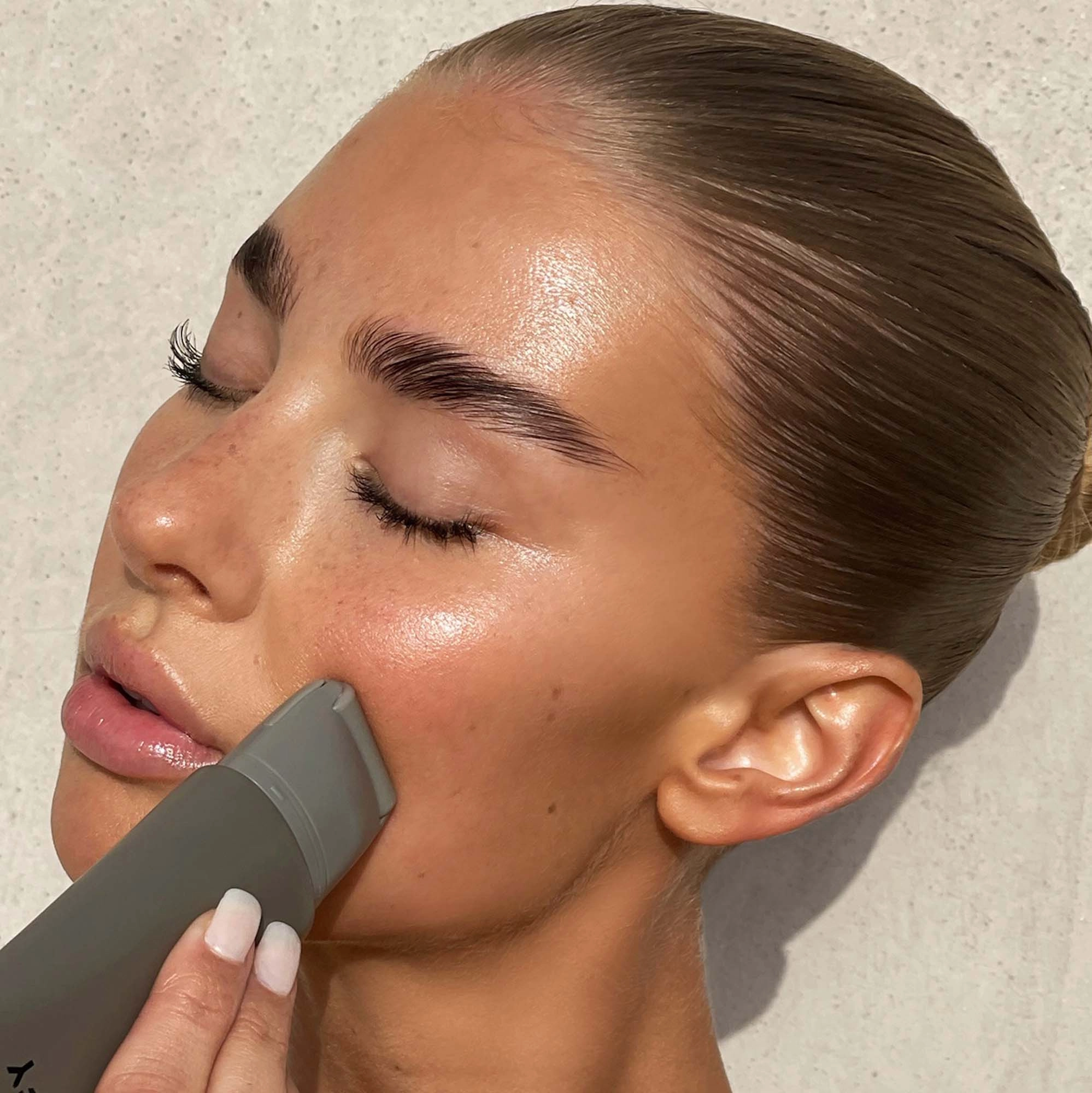 REFY Glow and Sculpt Face Serum Primer with Niacinamide - 1.4 oz / 40 mL Vegan Radiant Finish - Image 3