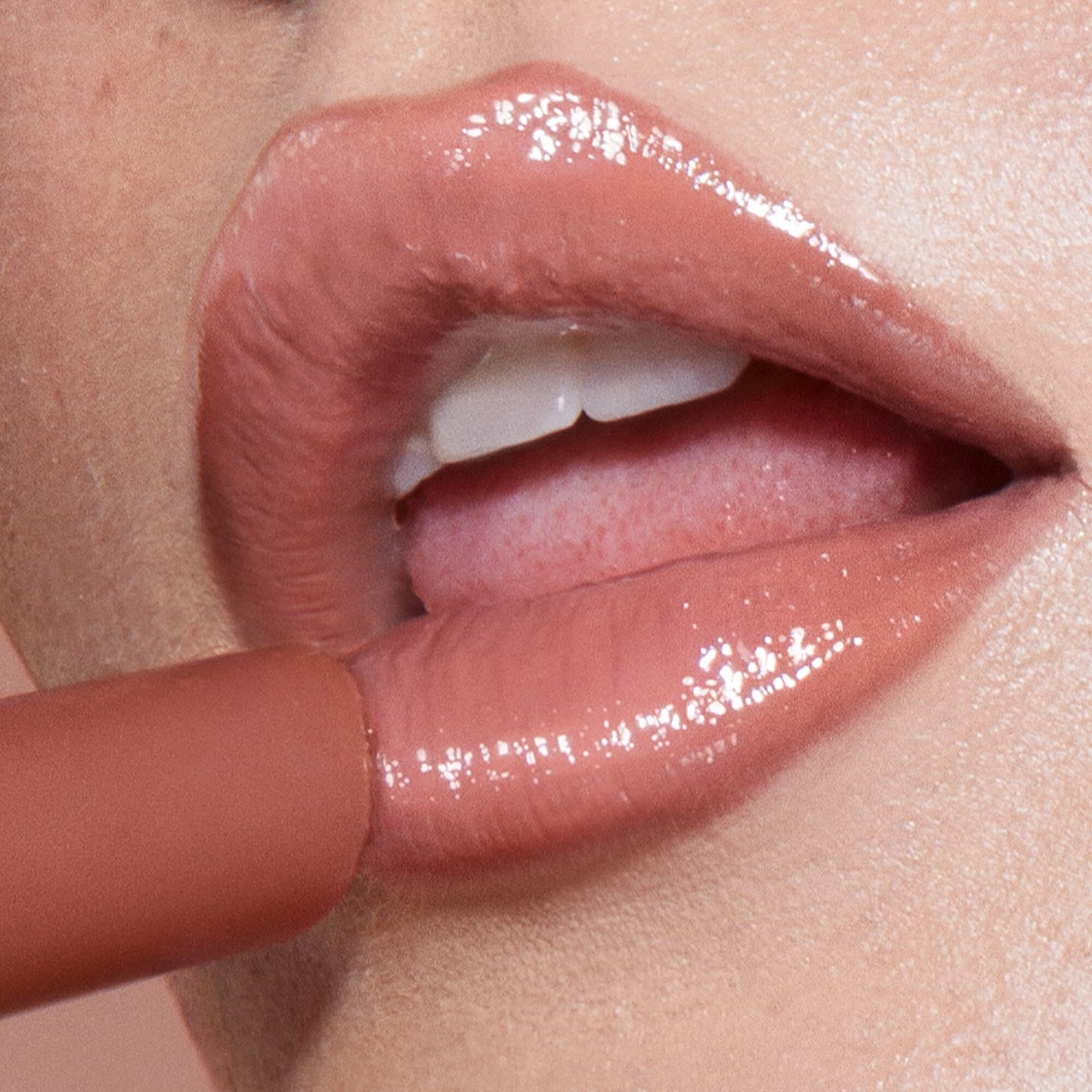 MAKEUP BY MARIO MoistureGlow™ Plumping Lip Serum - Petal Glow Pinky Mauve Color Vegan - Image 3