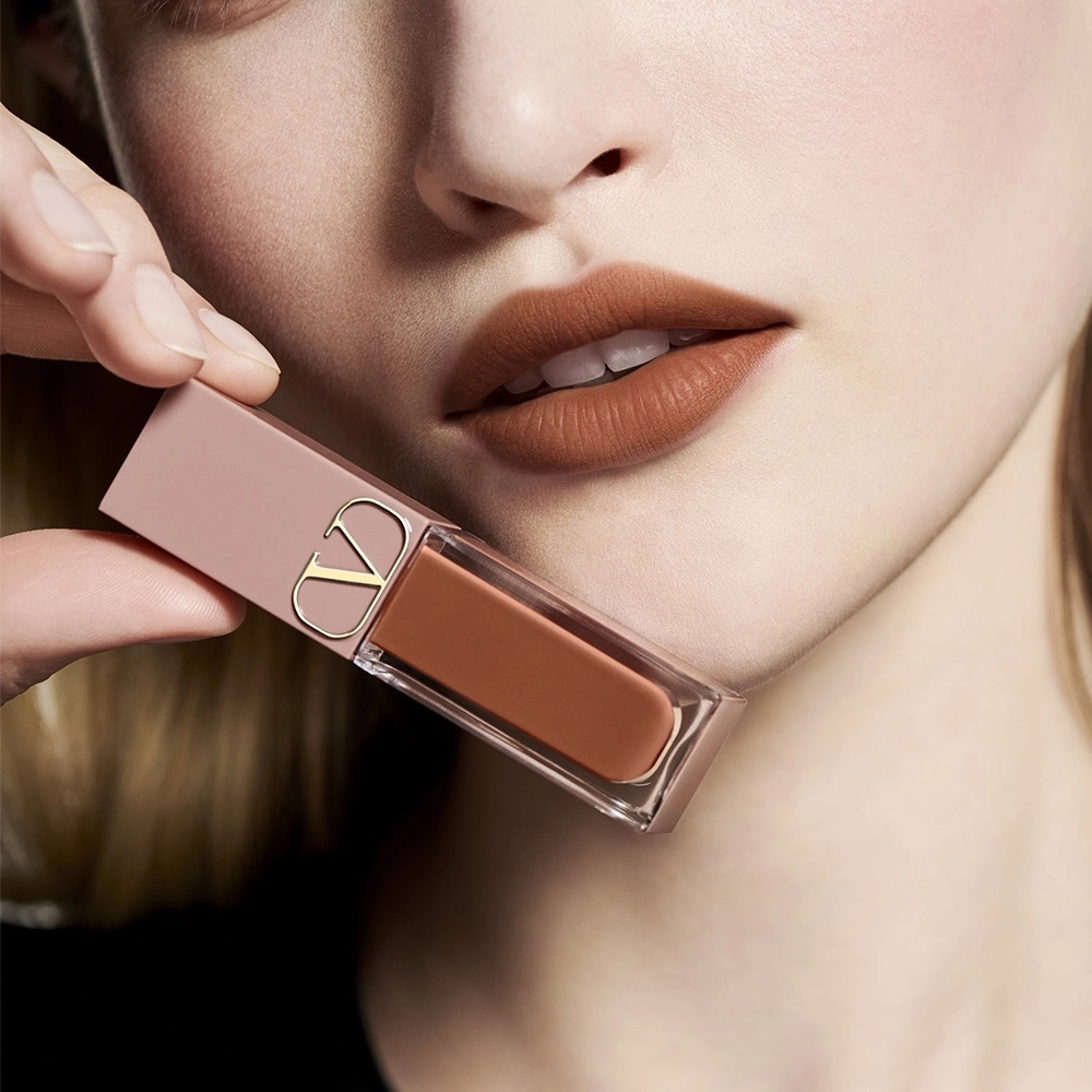 Valentino Liquirosso 2 in 1 Soft Matte Liquid Lipstick & Blush Color: 77A Nude In Roma - Image 4